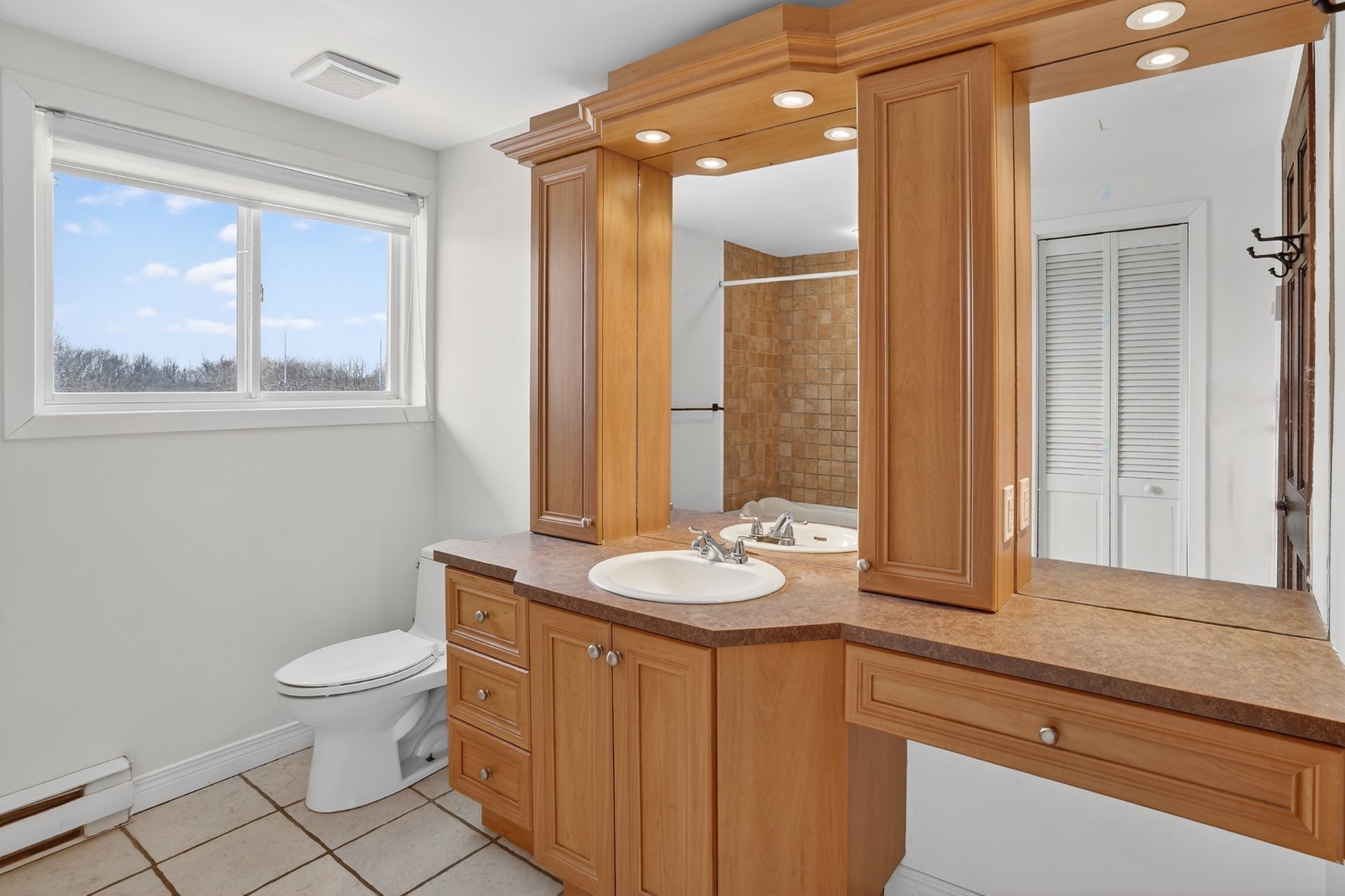 









580


6e Avenue

,
Saint-Jérôme,




QC
J7Z5H9

