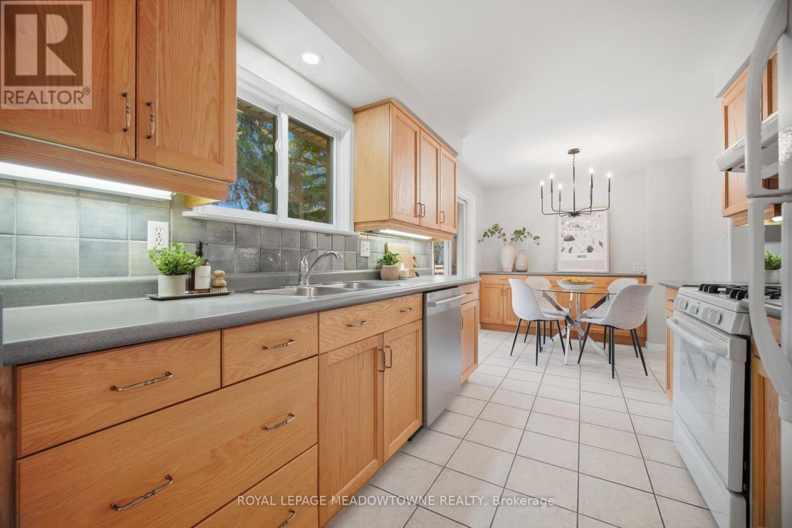 












523 TRAFALGAR COURT

,
Milton,




Ontario
L9T3A8

