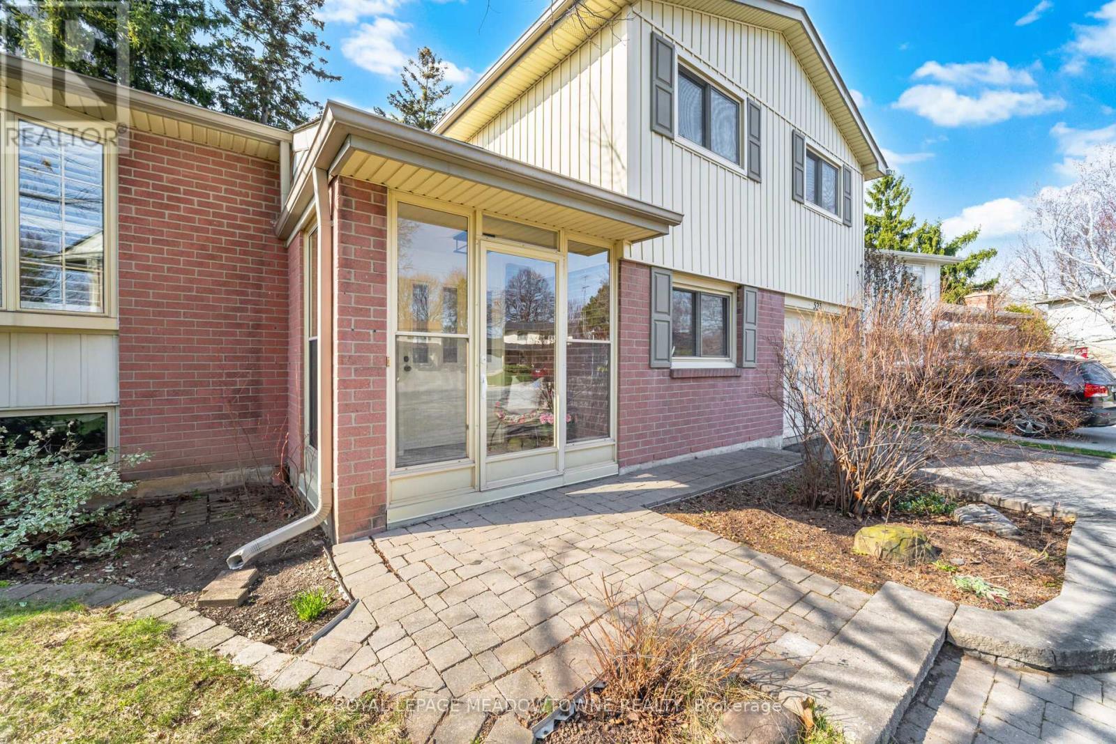 












523 TRAFALGAR COURT

,
Milton,




Ontario
L9T3A8

