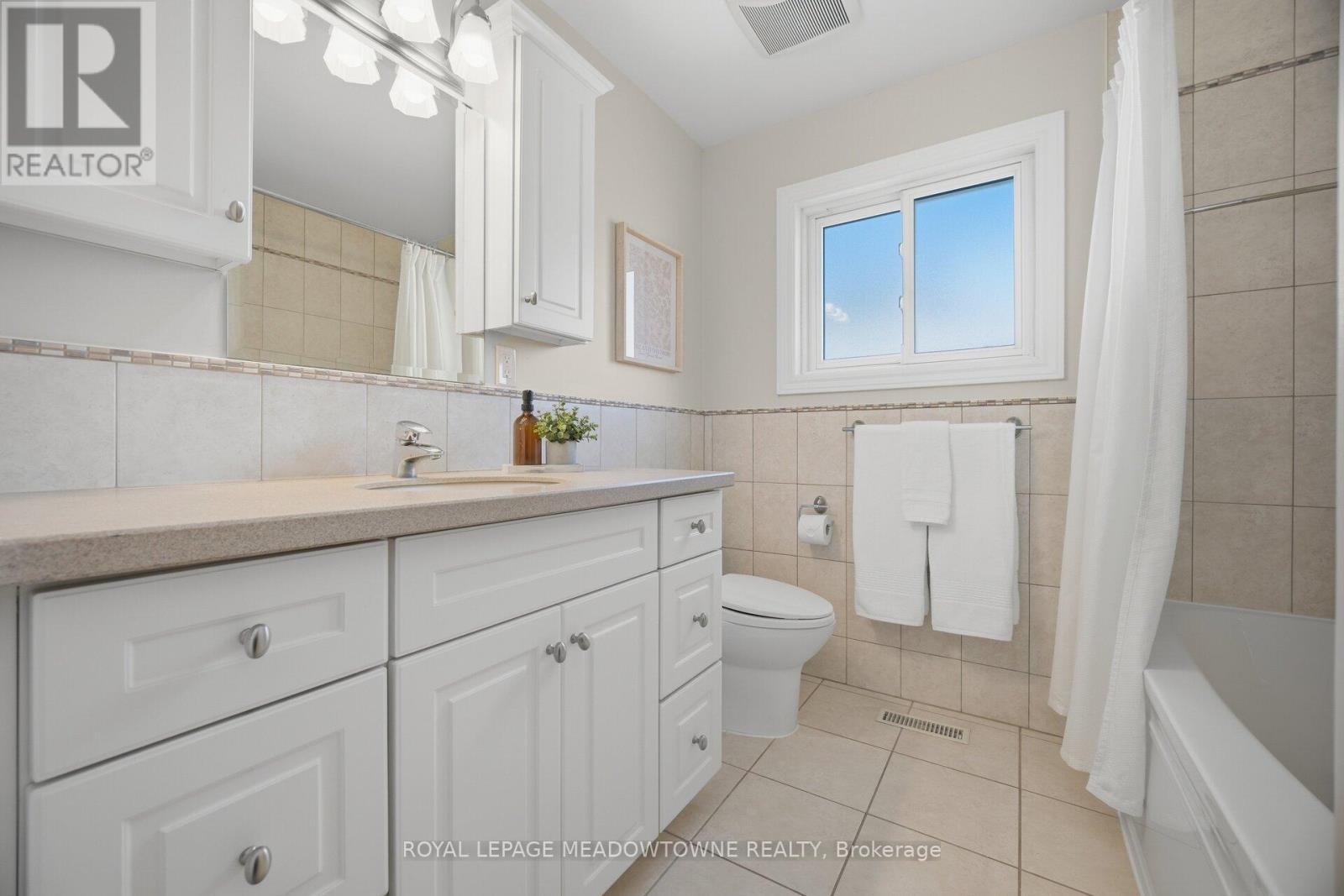 












523 TRAFALGAR COURT

,
Milton,




Ontario
L9T3A8

