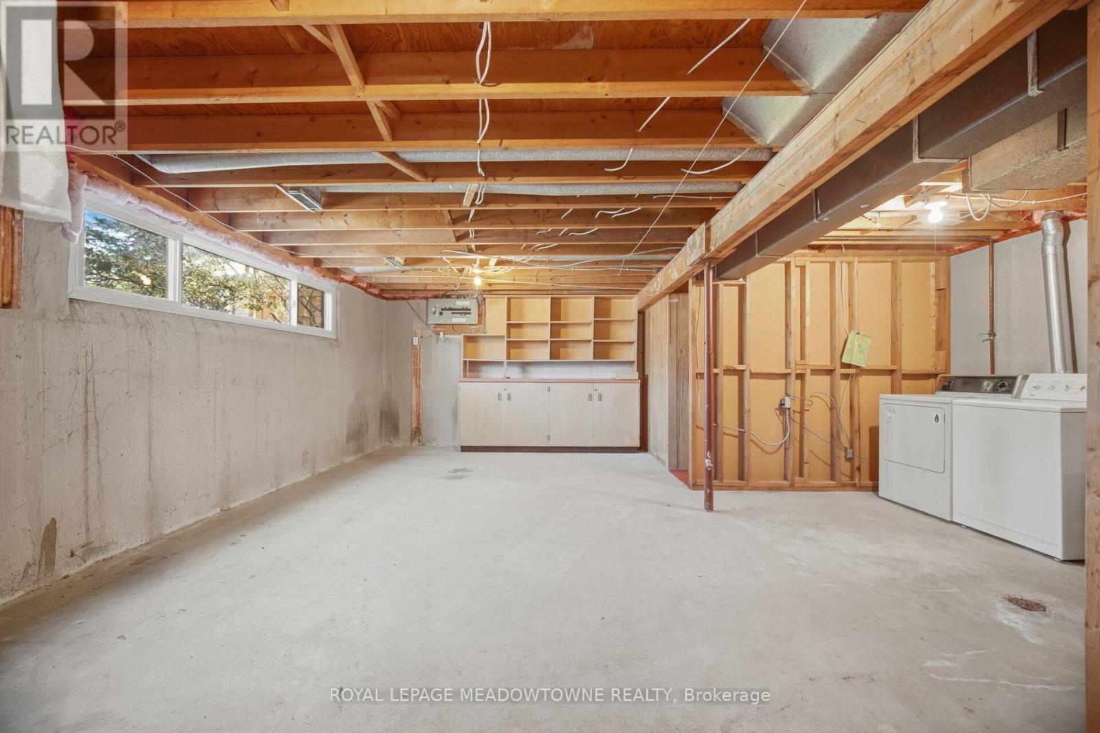 












523 TRAFALGAR COURT

,
Milton,




Ontario
L9T3A8

