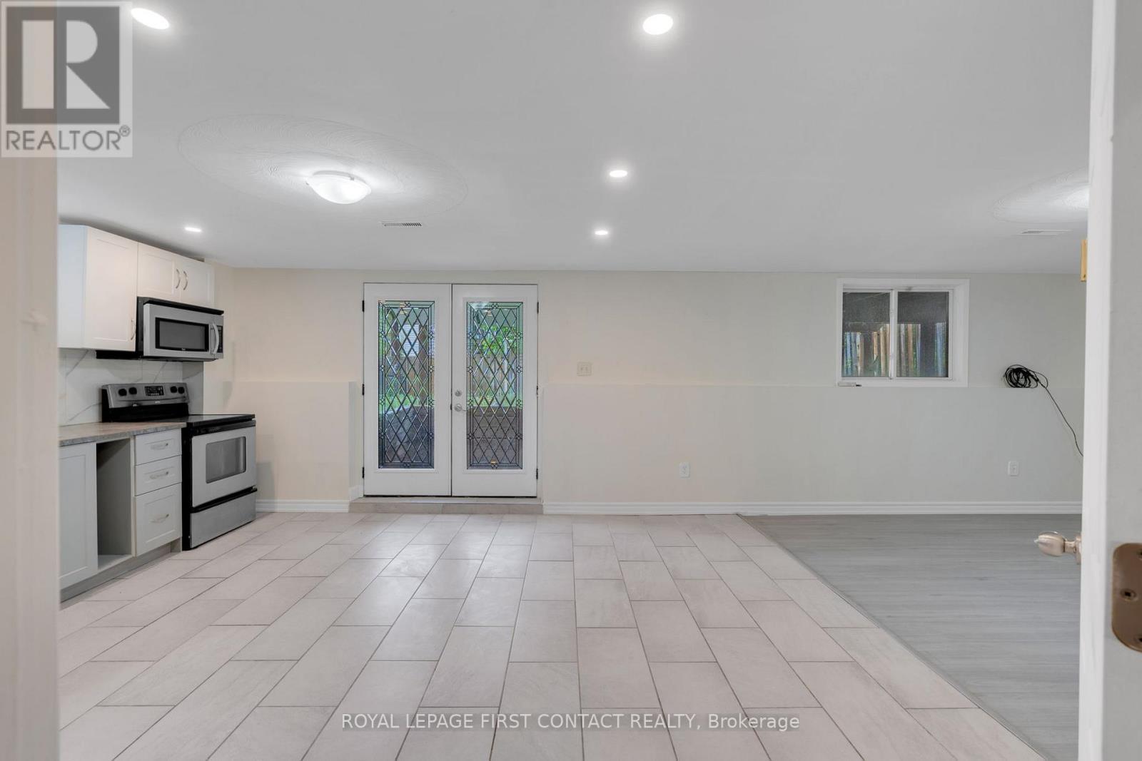 












16 WADDINGTON CRESCENT

,
Barrie,




Ontario
L4N8C8

