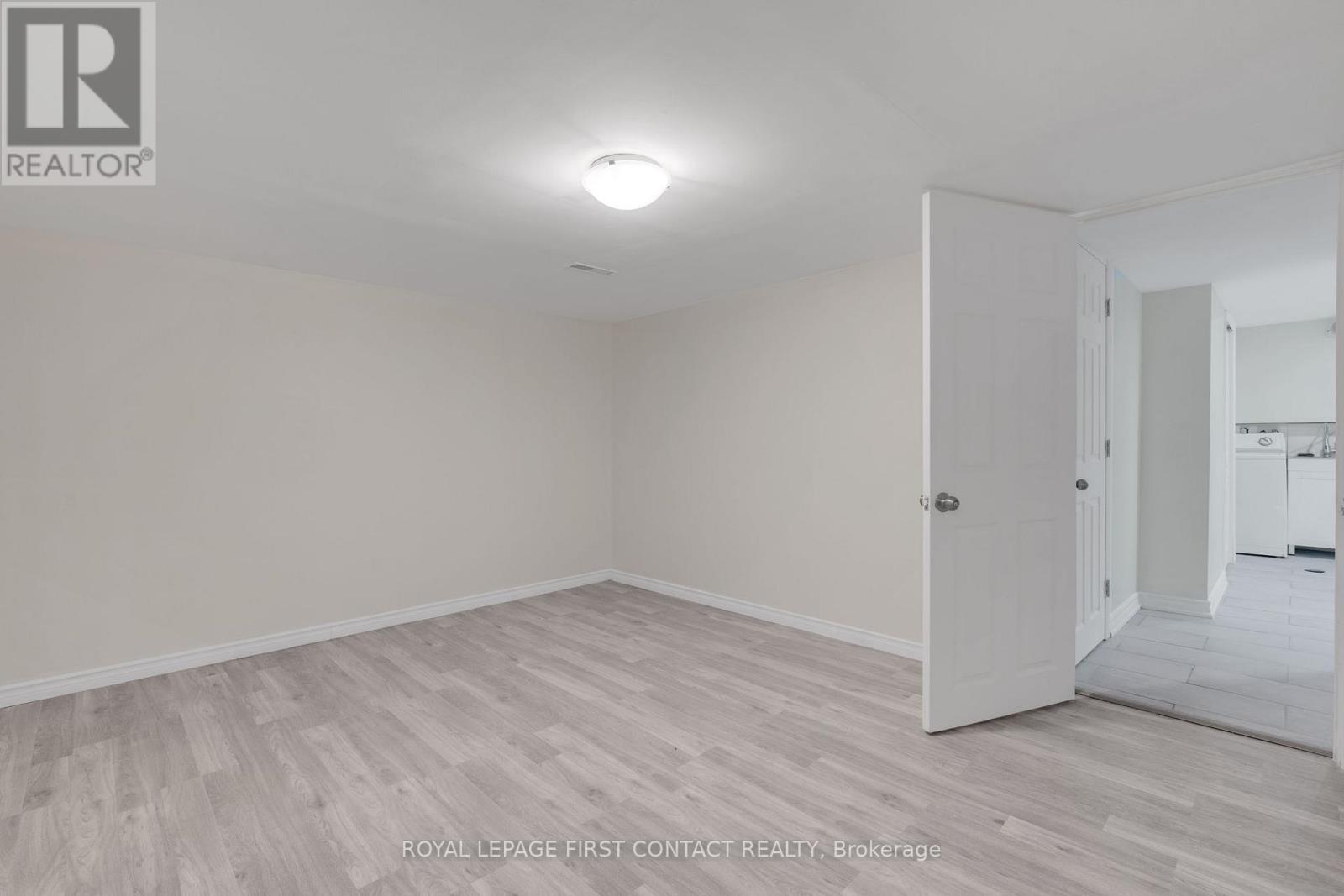 












16 WADDINGTON CRESCENT

,
Barrie,




Ontario
L4N8C8

