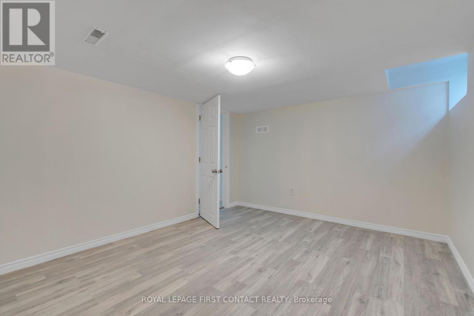 












16 WADDINGTON CRESCENT

,
Barrie,




Ontario
L4N8C8

