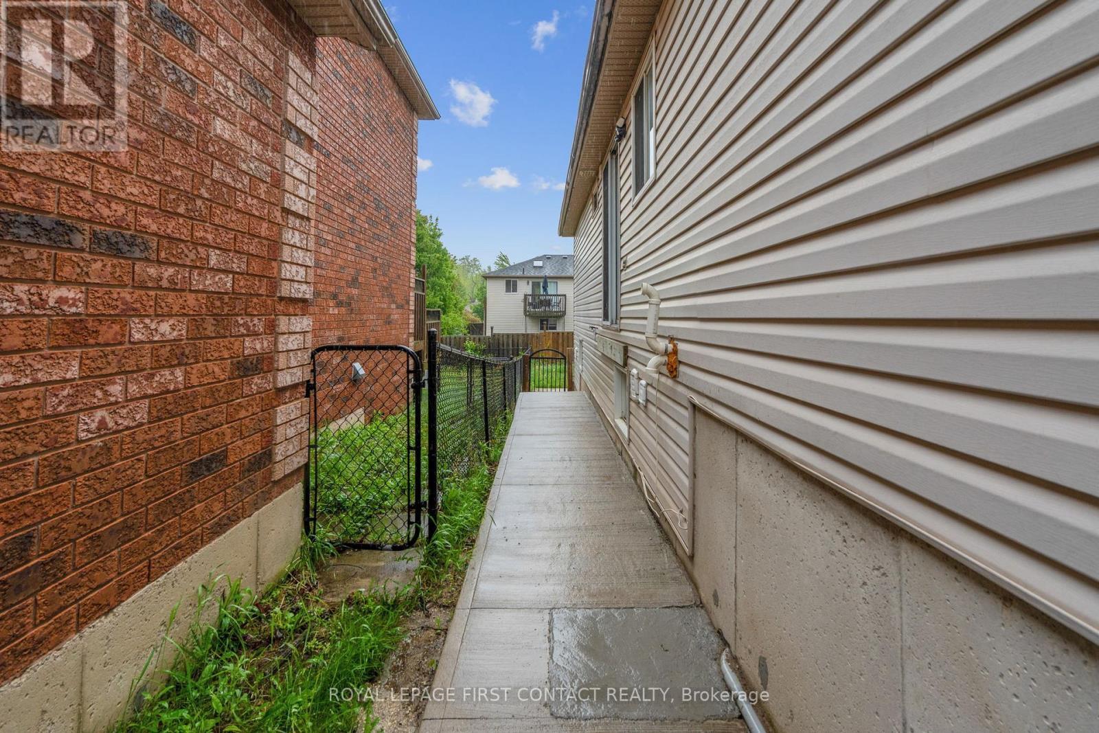 












16 WADDINGTON CRESCENT

,
Barrie,




Ontario
L4N8C8

