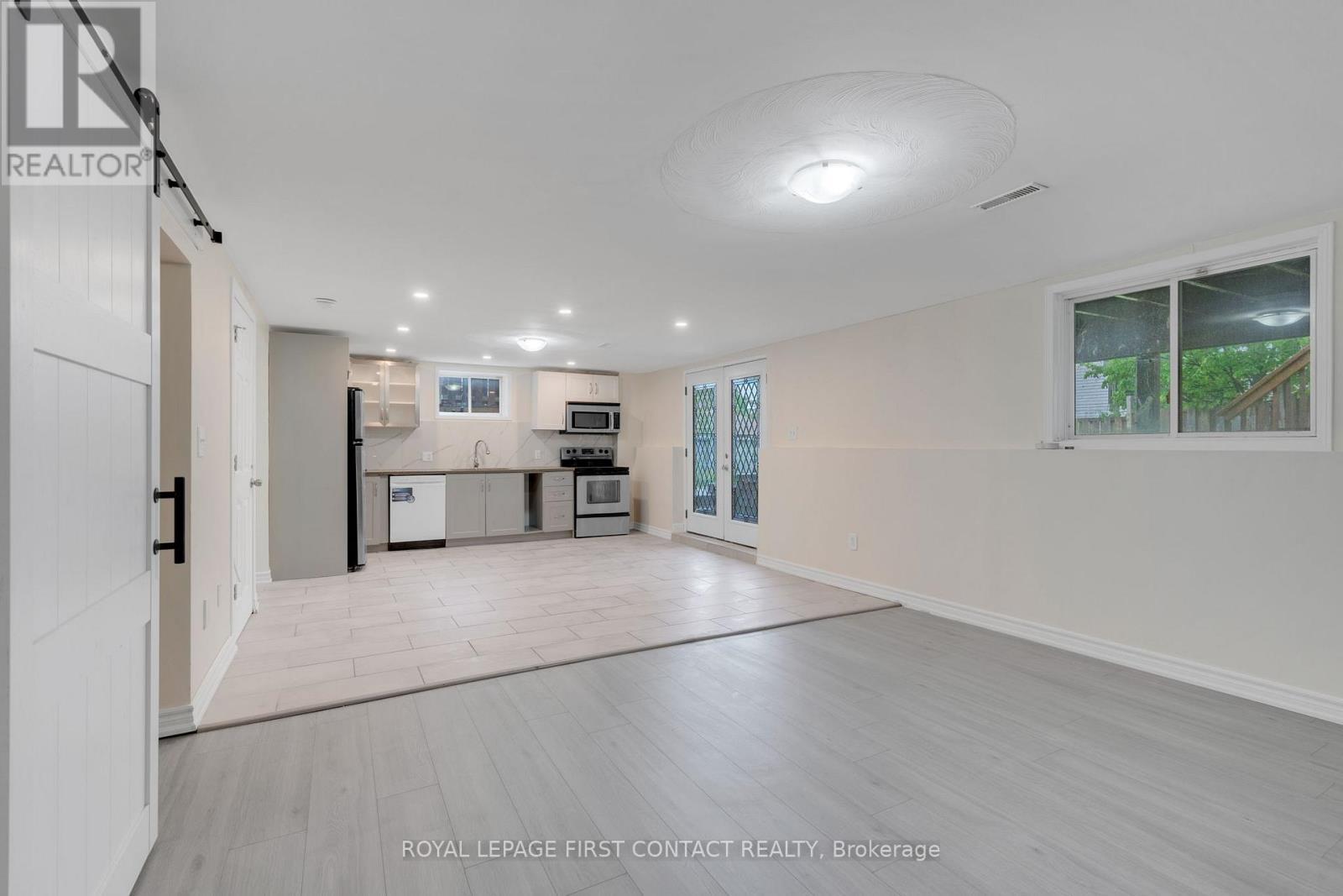 












16 WADDINGTON CRESCENT

,
Barrie,




Ontario
L4N8C8

