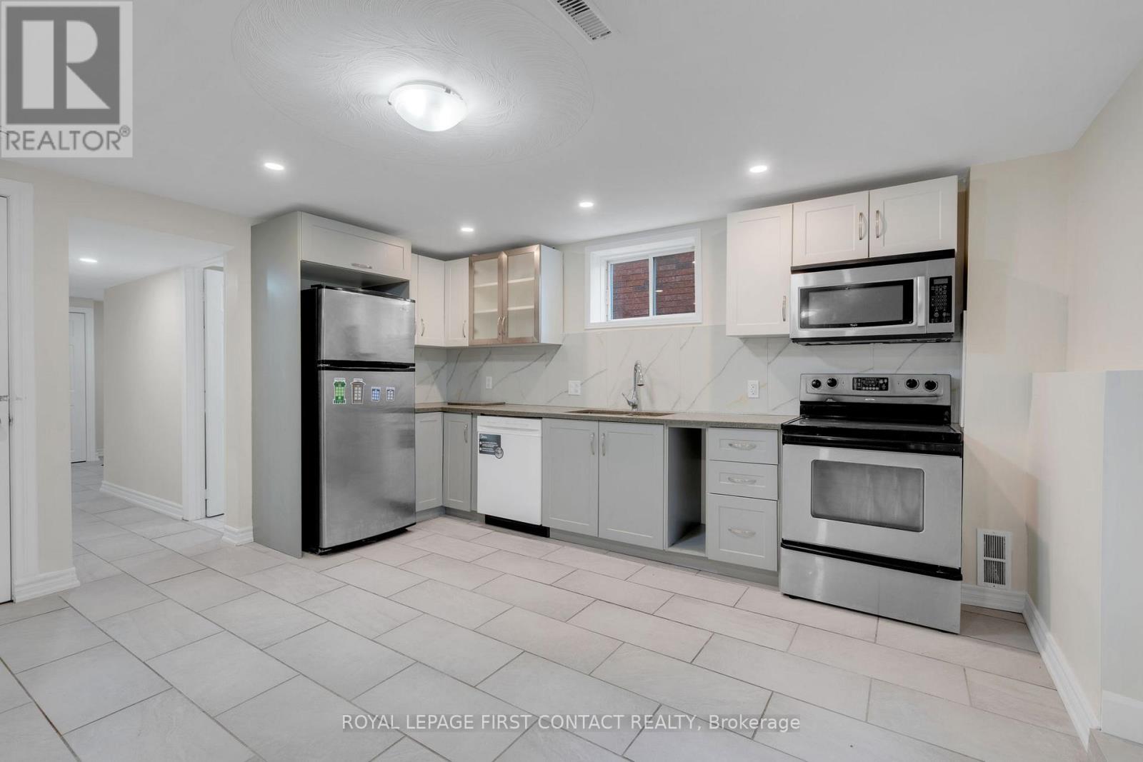 












16 WADDINGTON CRESCENT

,
Barrie,




Ontario
L4N8C8

