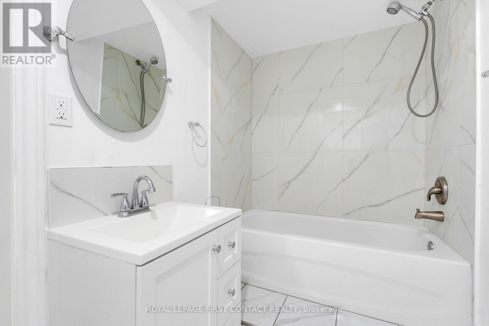 












16 WADDINGTON CRESCENT

,
Barrie,




Ontario
L4N8C8

