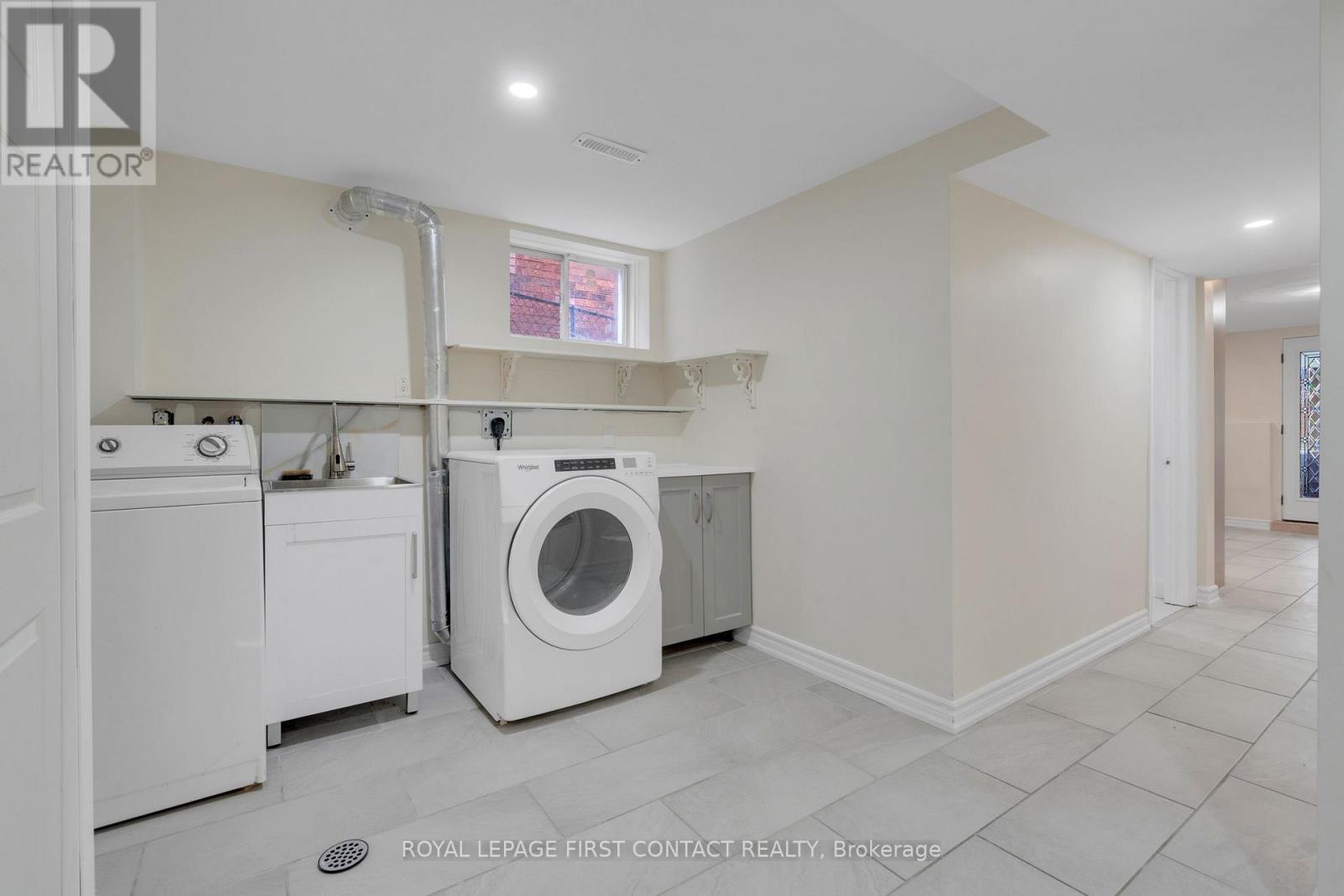 












16 WADDINGTON CRESCENT

,
Barrie,




Ontario
L4N8C8

