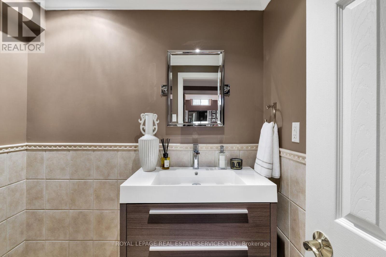 












2030 BANBURY CRESCENT

,
Oakville,




Ontario
L6H5P9

