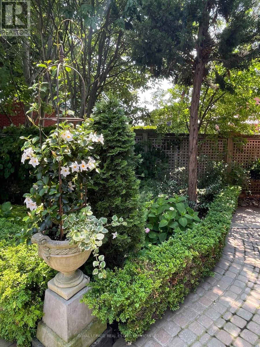 












2030 BANBURY CRESCENT

,
Oakville,




Ontario
L6H5P9

