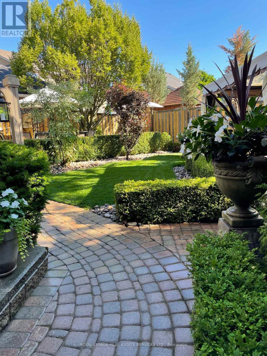 












2030 BANBURY CRESCENT

,
Oakville,




Ontario
L6H5P9

