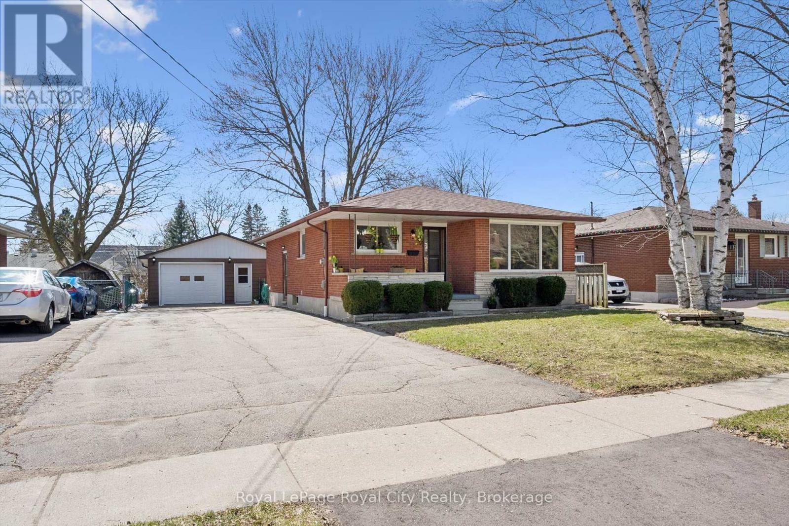 












16 KENWOOD CRESCENT

,
Guelph (Junction/Onward Willow),




Ontario
N1H6E5

