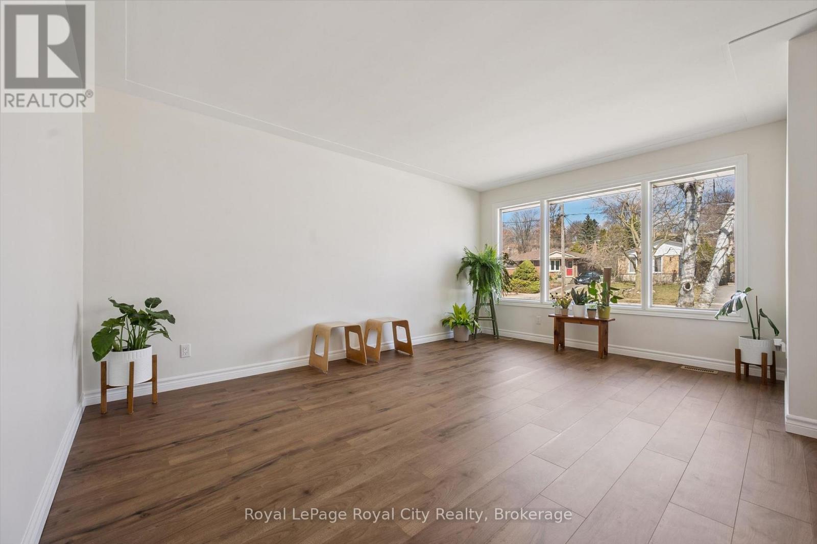 












16 KENWOOD CRESCENT

,
Guelph (Junction/Onward Willow),




Ontario
N1H6E5

