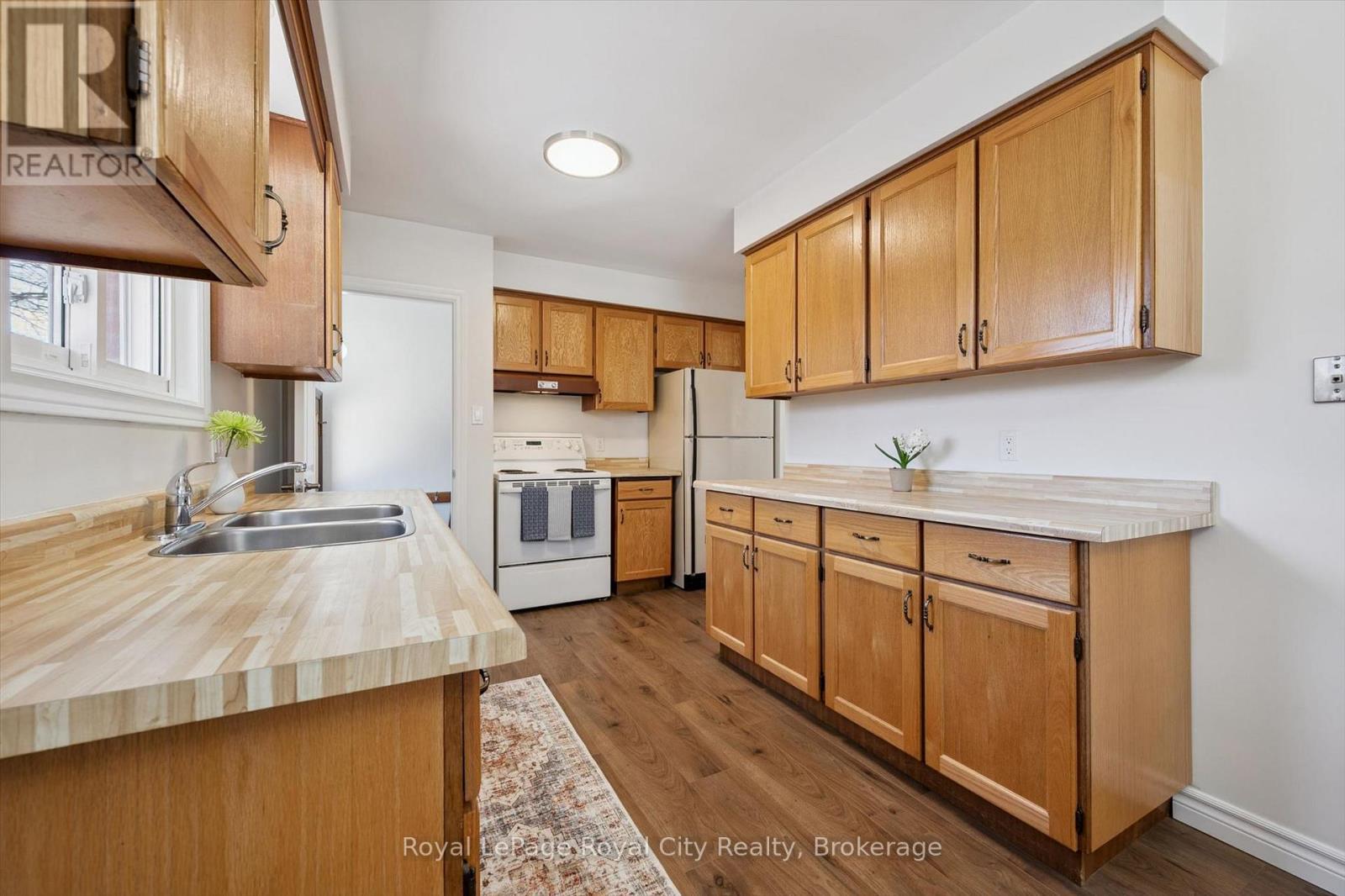 












16 KENWOOD CRESCENT

,
Guelph (Junction/Onward Willow),




Ontario
N1H6E5

