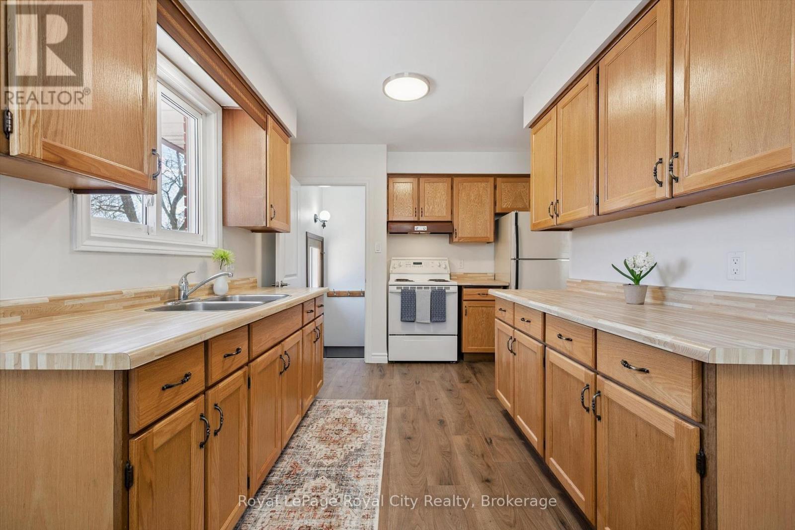 












16 KENWOOD CRESCENT

,
Guelph (Junction/Onward Willow),




Ontario
N1H6E5

