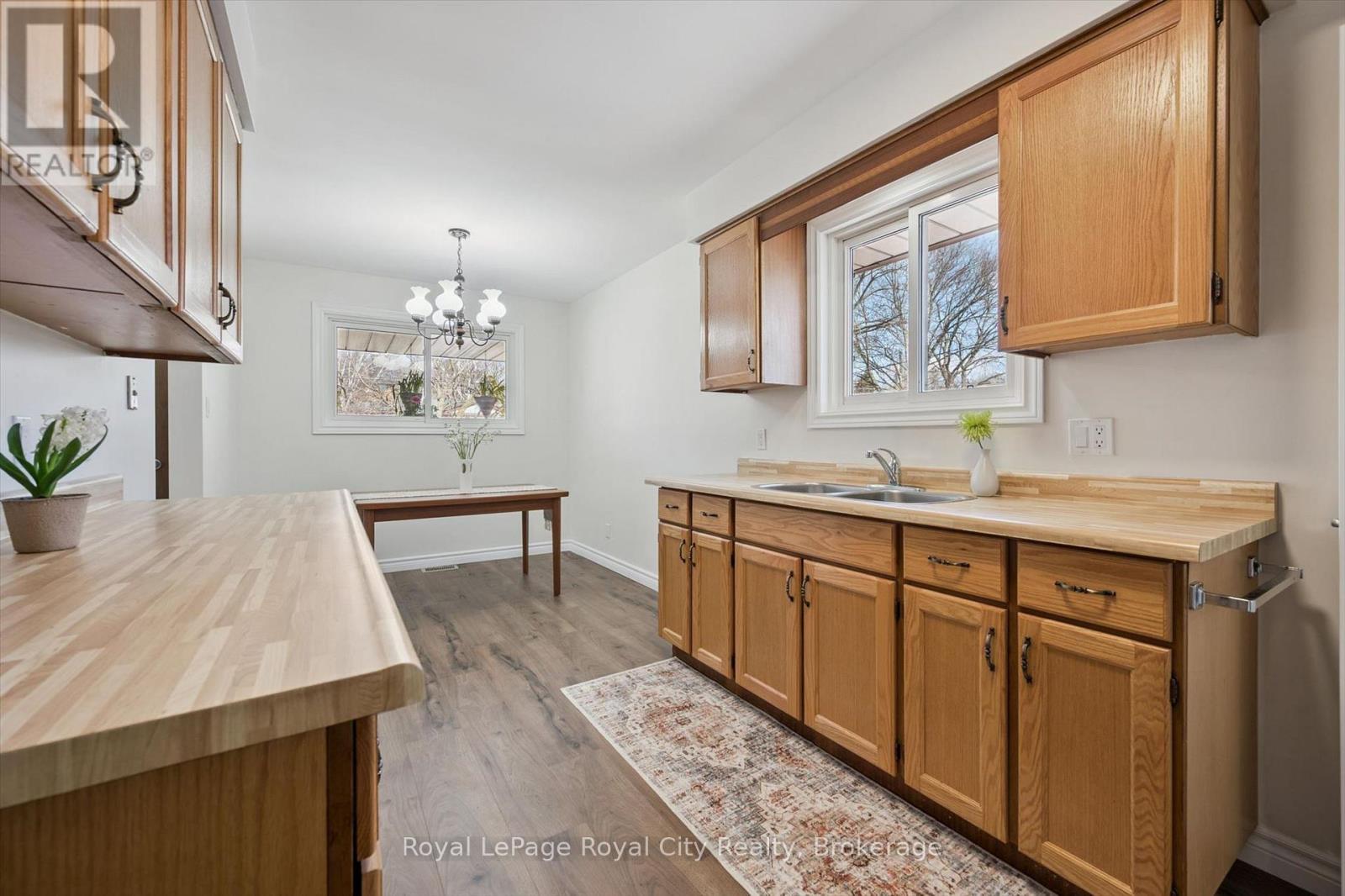 












16 KENWOOD CRESCENT

,
Guelph (Junction/Onward Willow),




Ontario
N1H6E5

