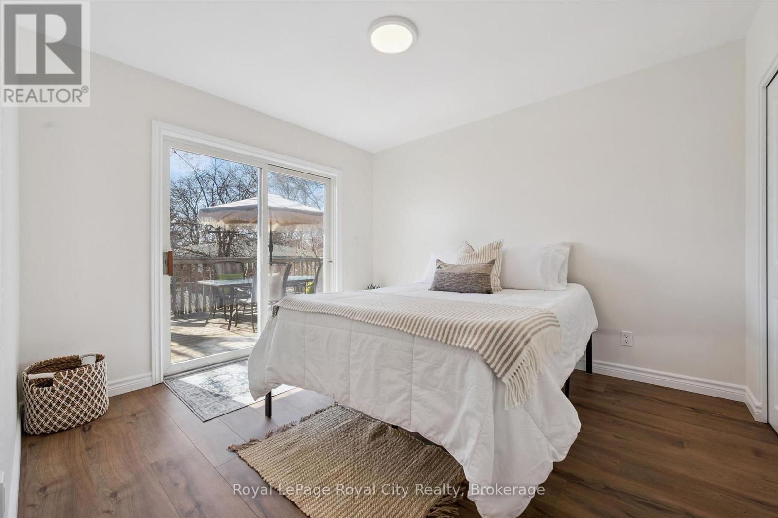 












16 KENWOOD CRESCENT

,
Guelph (Junction/Onward Willow),




Ontario
N1H6E5

