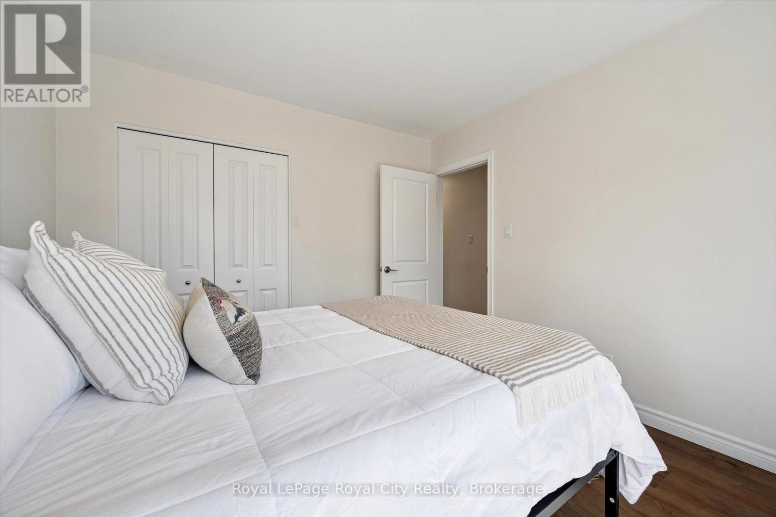 












16 KENWOOD CRESCENT

,
Guelph (Junction/Onward Willow),




Ontario
N1H6E5

