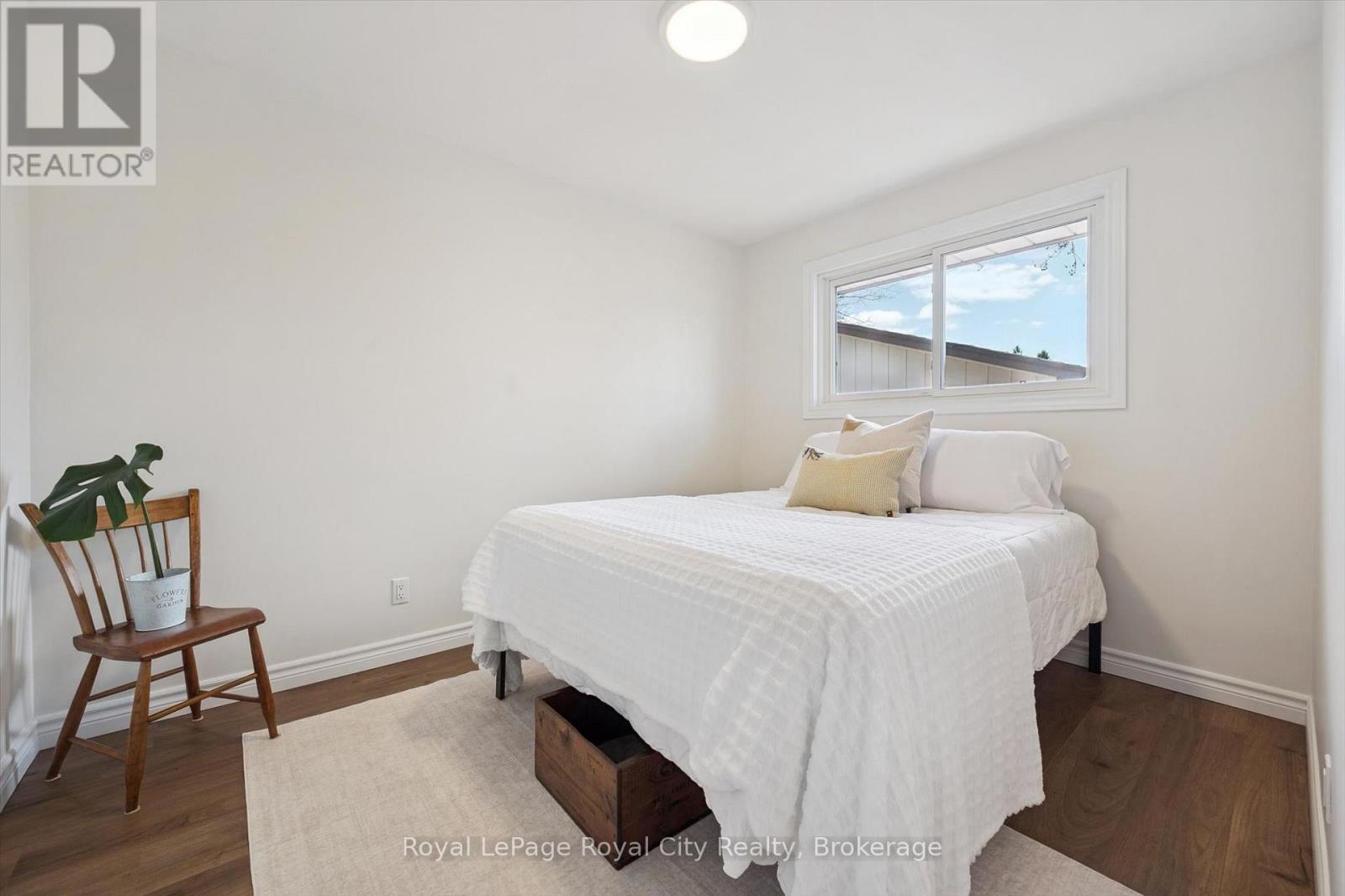 












16 KENWOOD CRESCENT

,
Guelph (Junction/Onward Willow),




Ontario
N1H6E5

