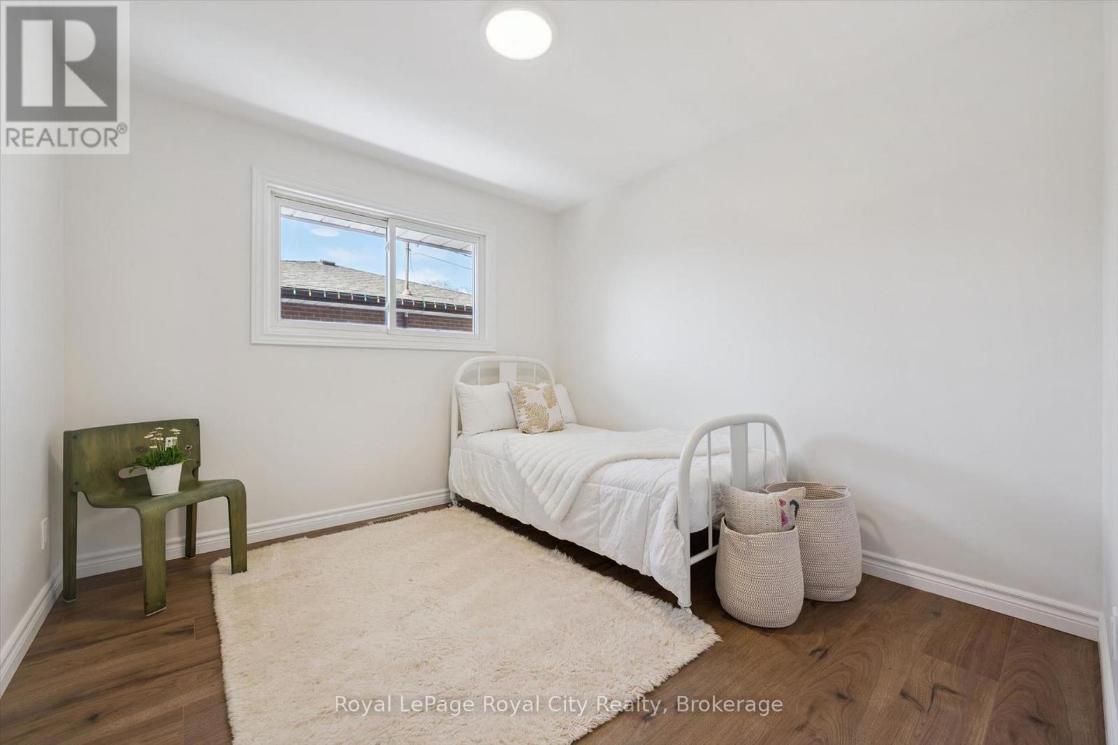 












16 KENWOOD CRESCENT

,
Guelph (Junction/Onward Willow),




Ontario
N1H6E5

