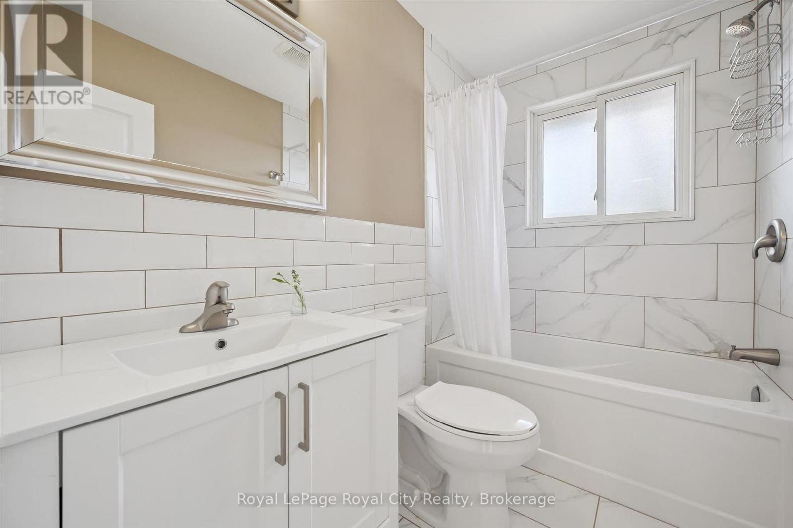 












16 KENWOOD CRESCENT

,
Guelph (Junction/Onward Willow),




Ontario
N1H6E5

