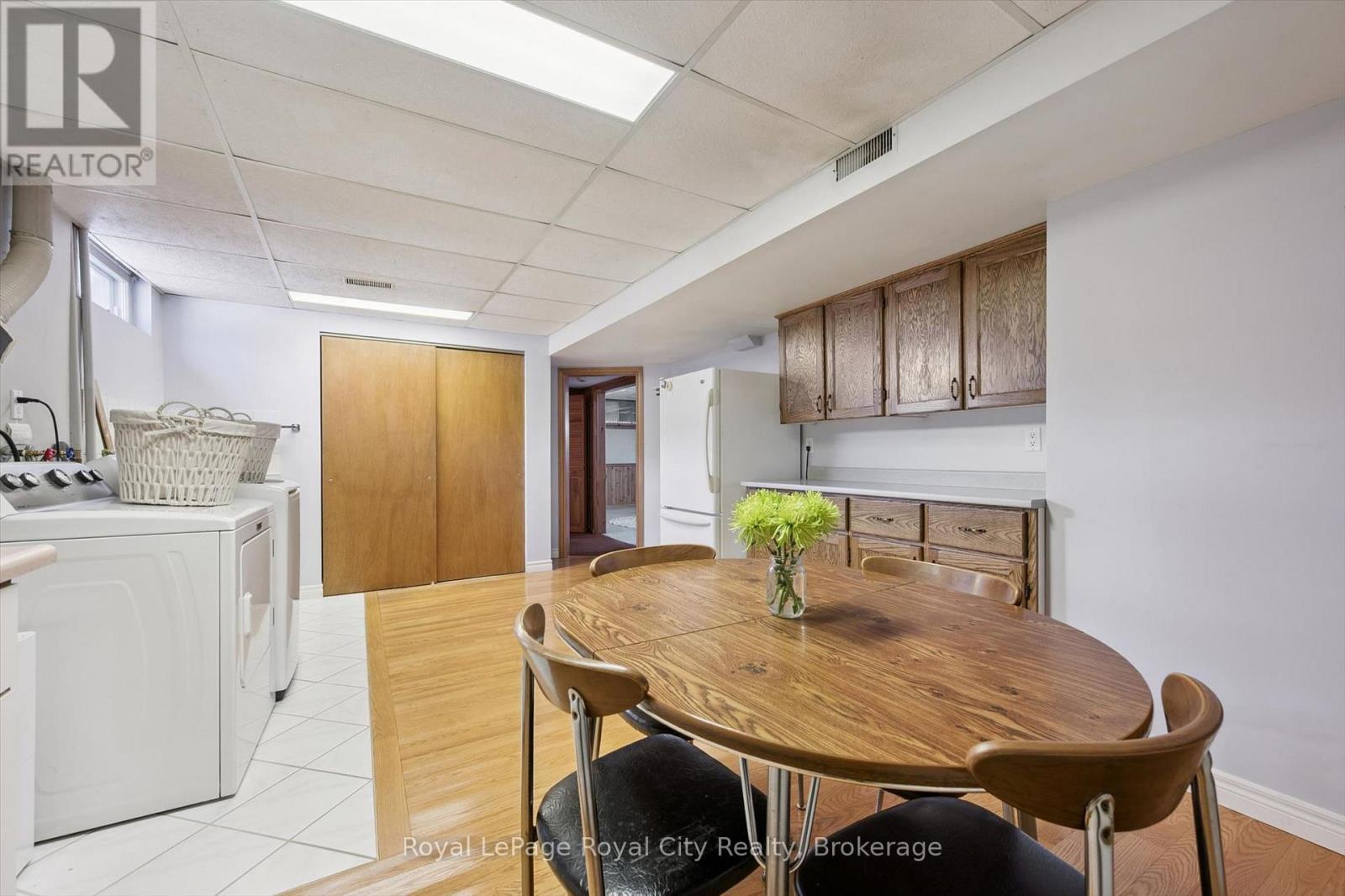












16 KENWOOD CRESCENT

,
Guelph (Junction/Onward Willow),




Ontario
N1H6E5

