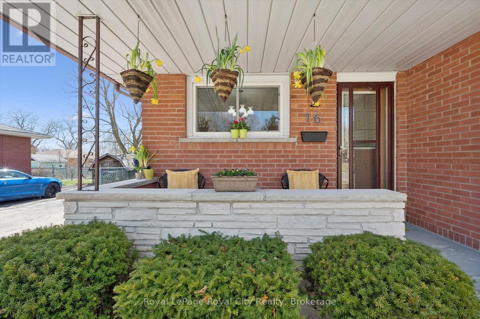 












16 KENWOOD CRESCENT

,
Guelph (Junction/Onward Willow),




Ontario
N1H6E5

