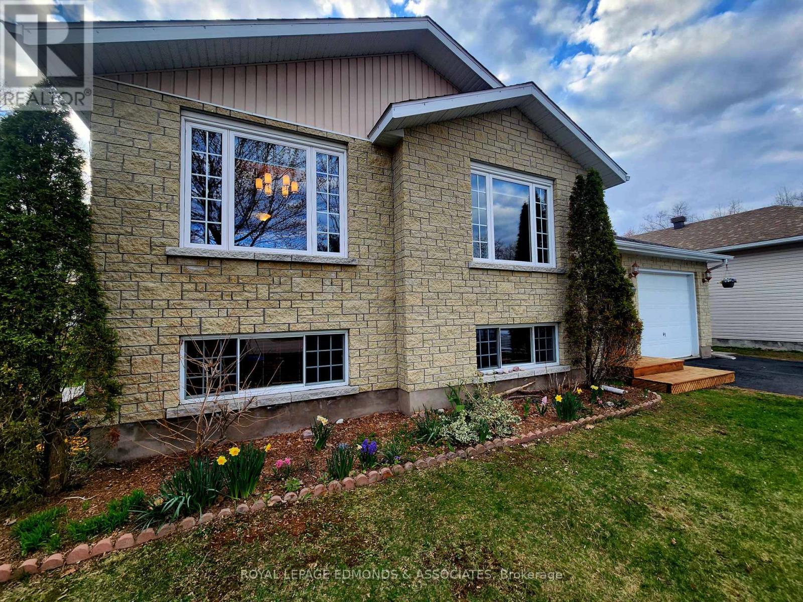 












34 BAYSHORE DRIVE

,
Petawawa,




Ontario
K8H3R7

