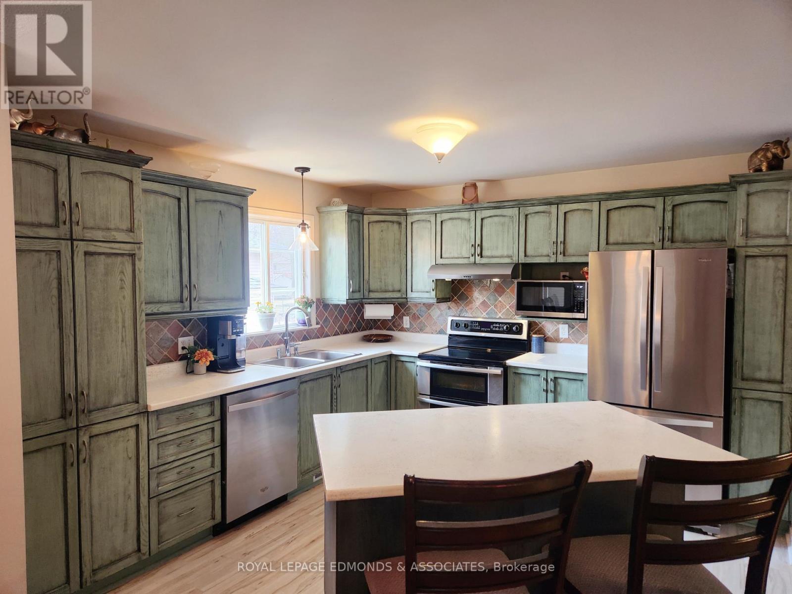 












34 BAYSHORE DRIVE

,
Petawawa,




Ontario
K8H3R7

