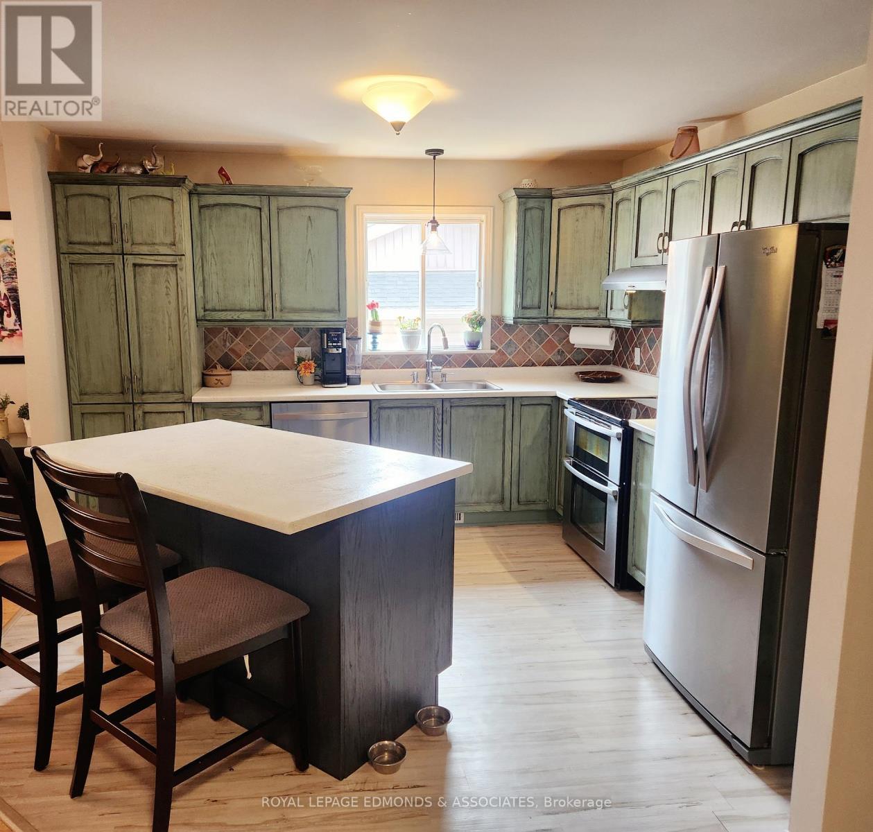 












34 BAYSHORE DRIVE

,
Petawawa,




Ontario
K8H3R7


