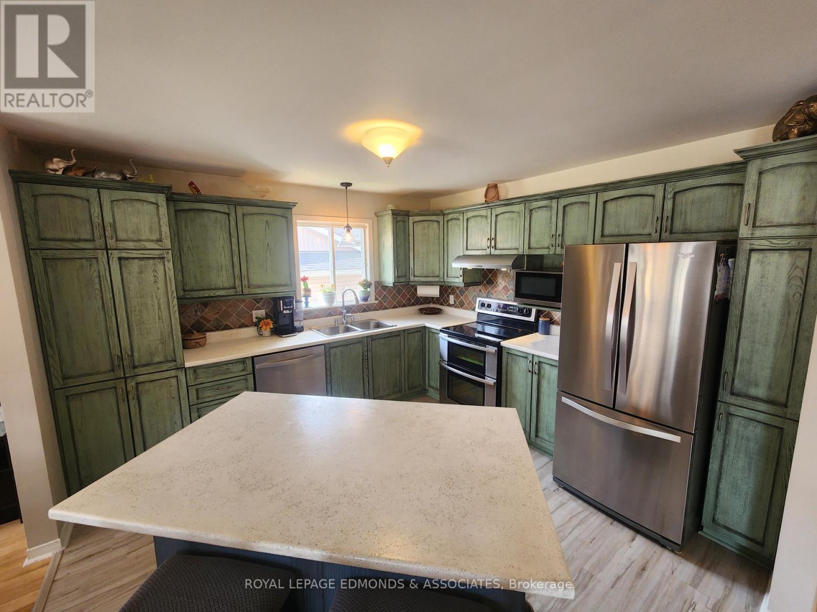 












34 BAYSHORE DRIVE

,
Petawawa,




Ontario
K8H3R7

