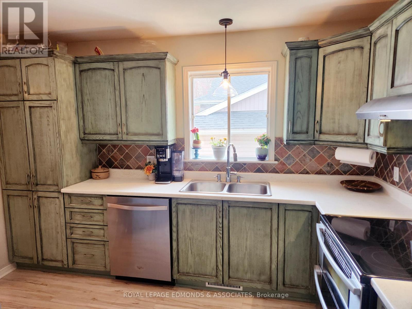 












34 BAYSHORE DRIVE

,
Petawawa,




Ontario
K8H3R7


