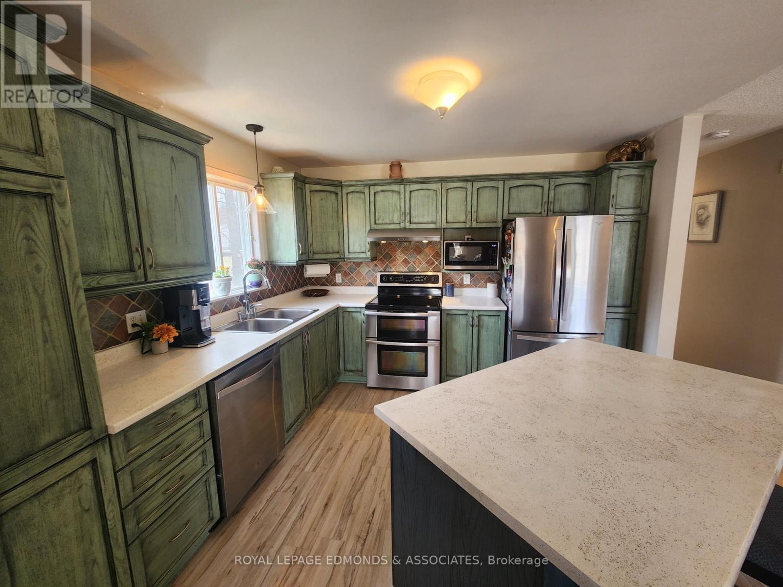 












34 BAYSHORE DRIVE

,
Petawawa,




Ontario
K8H3R7

