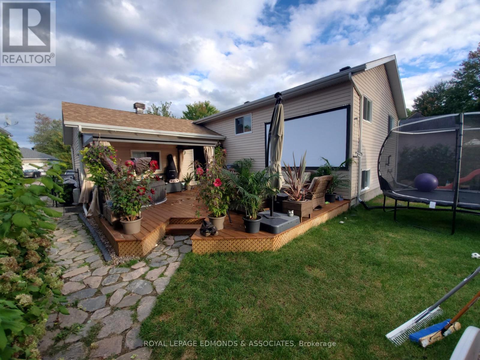 












34 BAYSHORE DRIVE

,
Petawawa,




Ontario
K8H3R7


