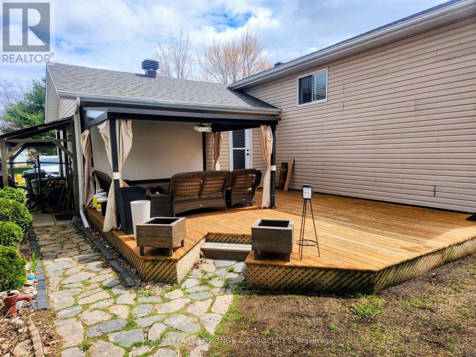 












34 BAYSHORE DRIVE

,
Petawawa,




Ontario
K8H3R7

