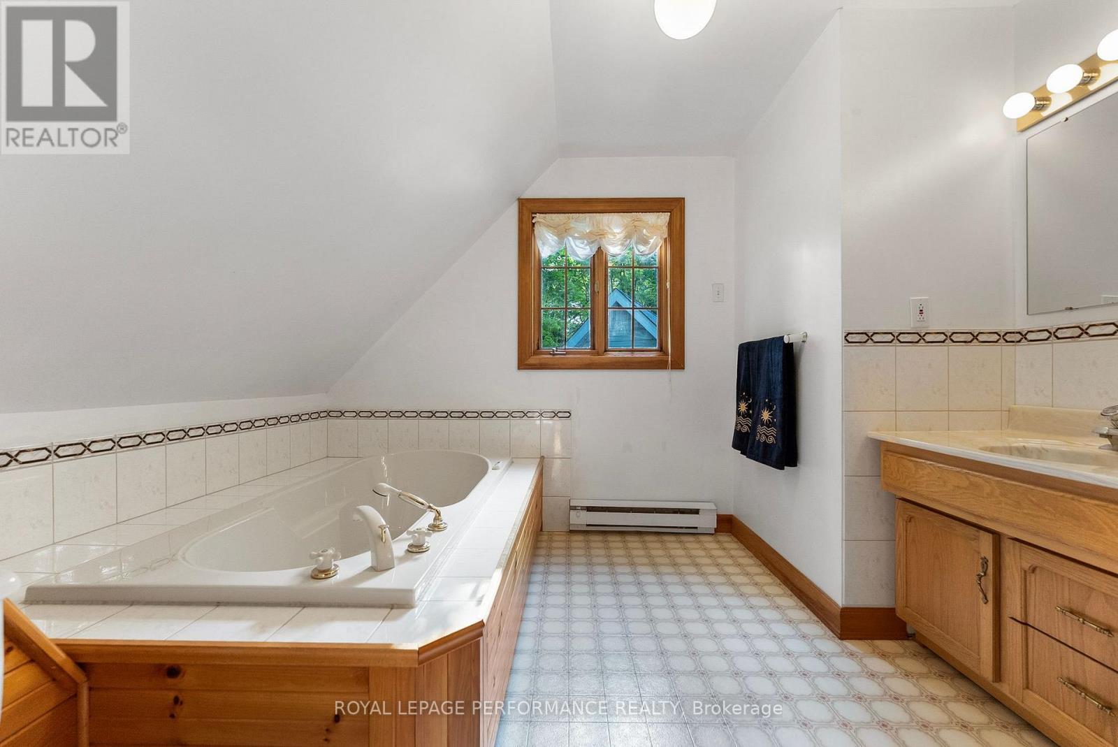 












82 ROSEBRUGH ROAD

,
Greater Madawaska,




Ontario
K7V3Z9

