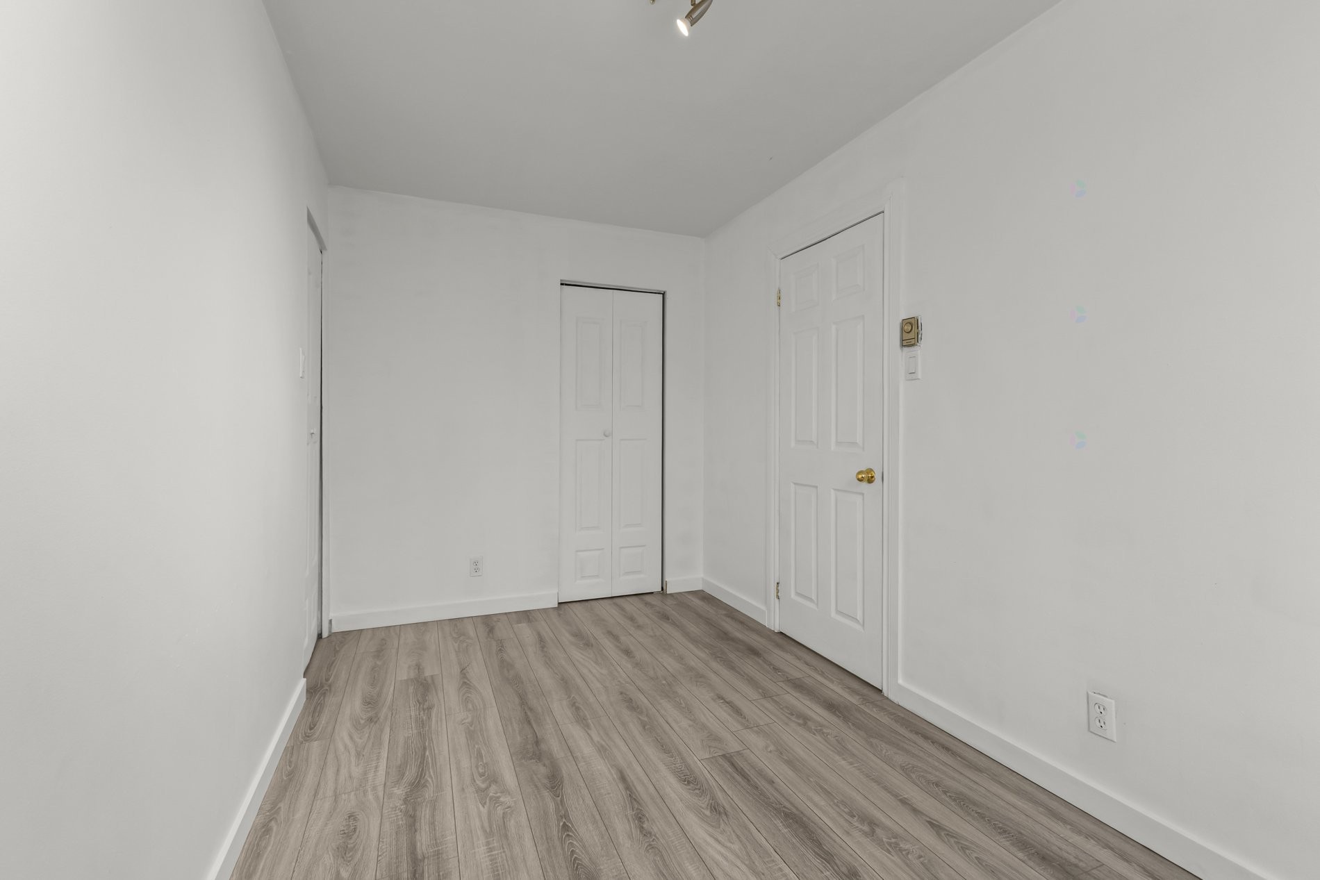 









1956


Rue De Villiers

,
Montréal (Le Sud-Ouest),




QC
H4E1L3

