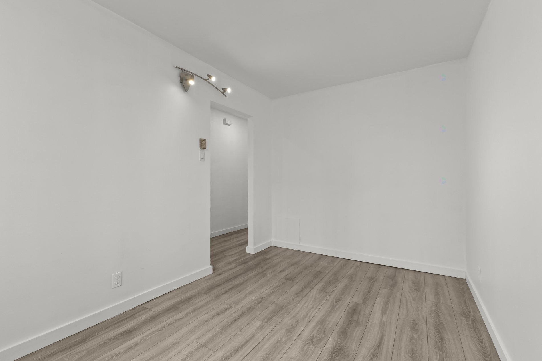 









1956


Rue De Villiers

,
Montréal (Le Sud-Ouest),




QC
H4E1L3

