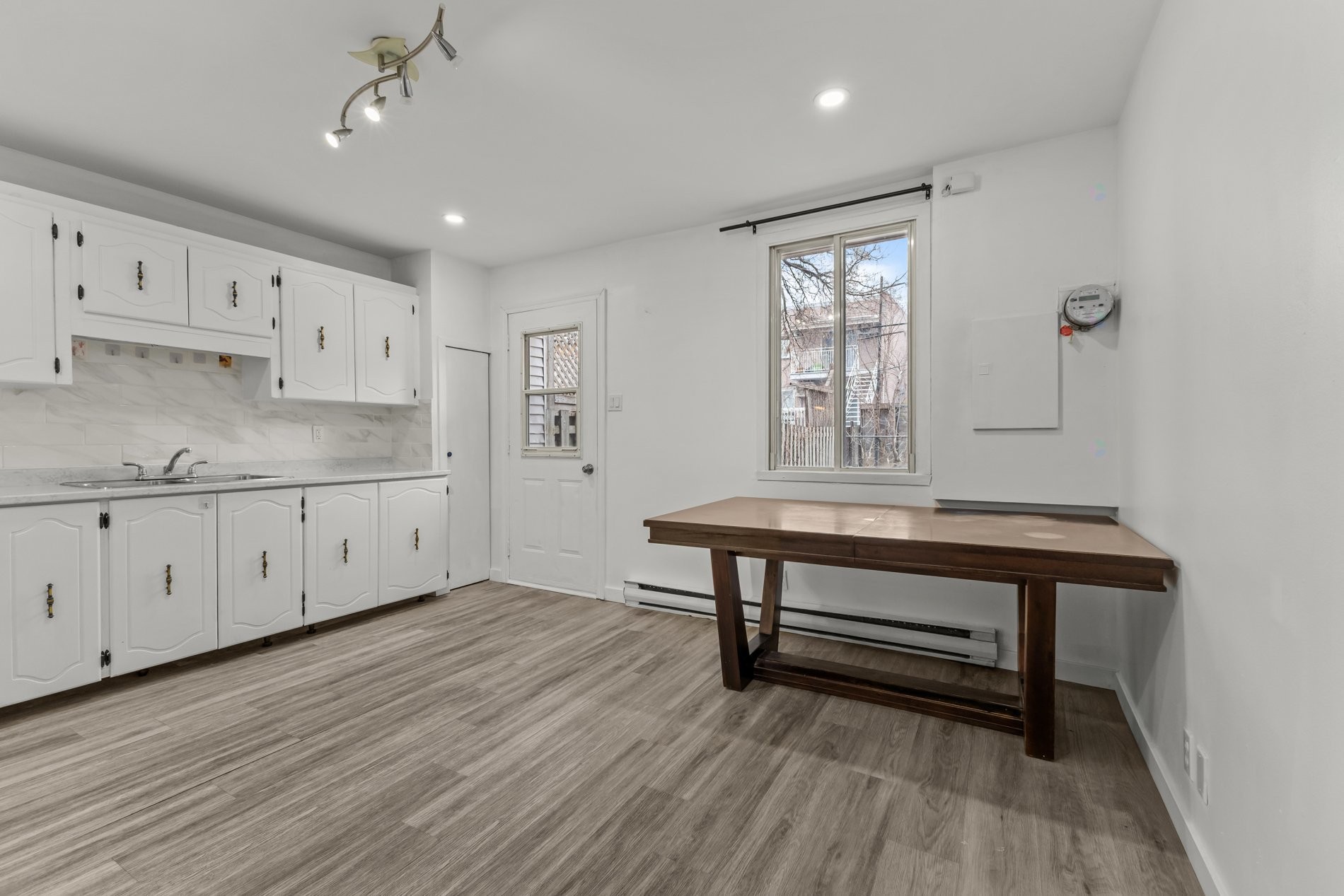 









1956


Rue De Villiers

,
Montréal (Le Sud-Ouest),




QC
H4E1L3

