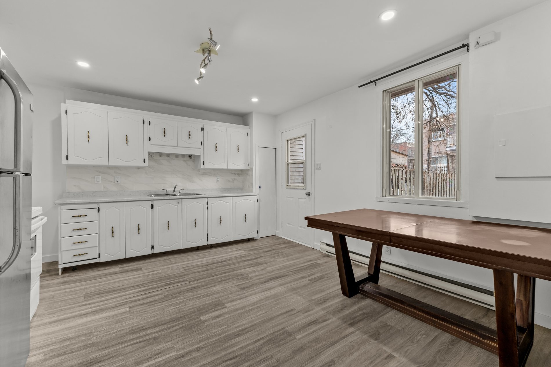 









1956


Rue De Villiers

,
Montréal (Le Sud-Ouest),




QC
H4E1L3

