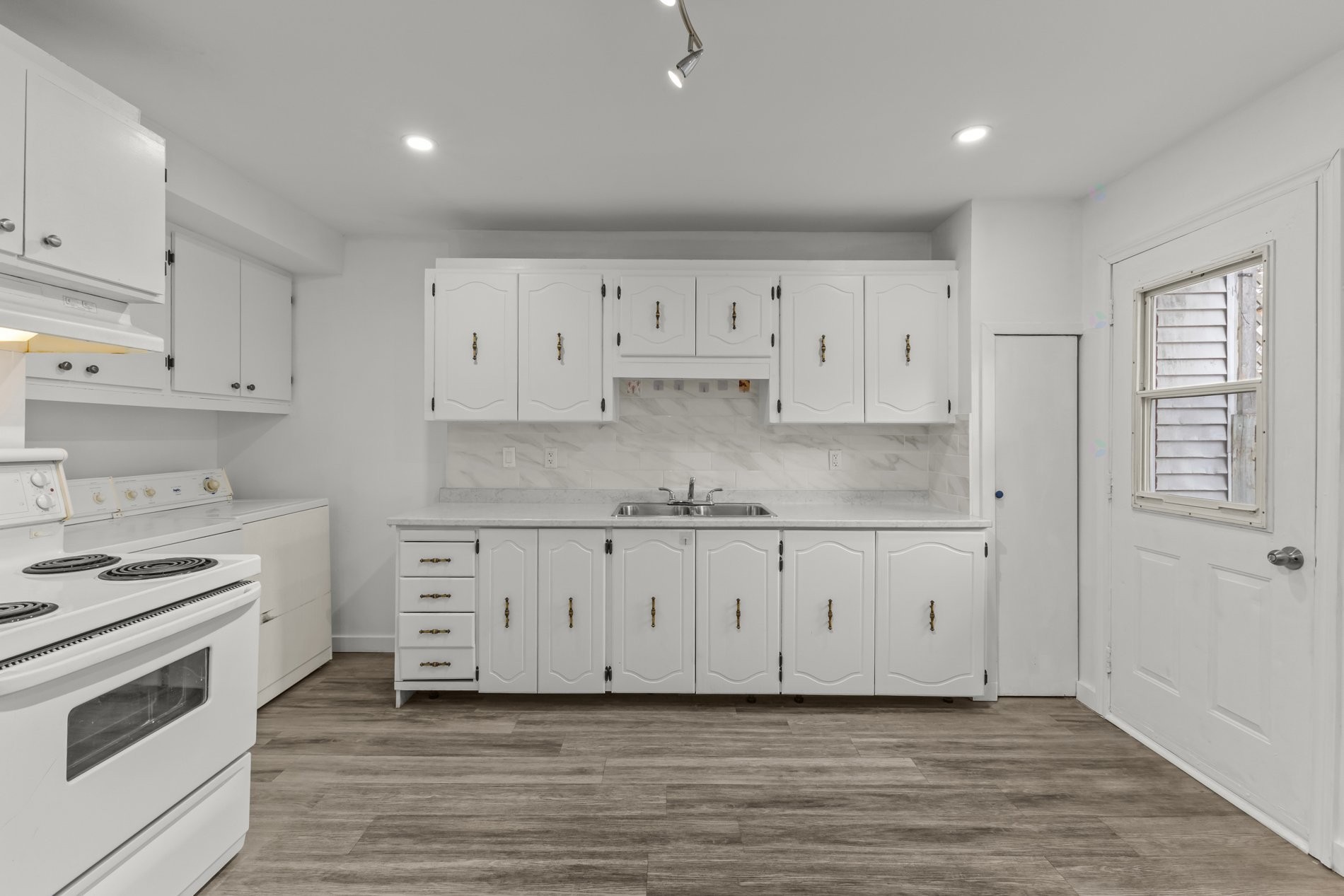 









1956


Rue De Villiers

,
Montréal (Le Sud-Ouest),




QC
H4E1L3

