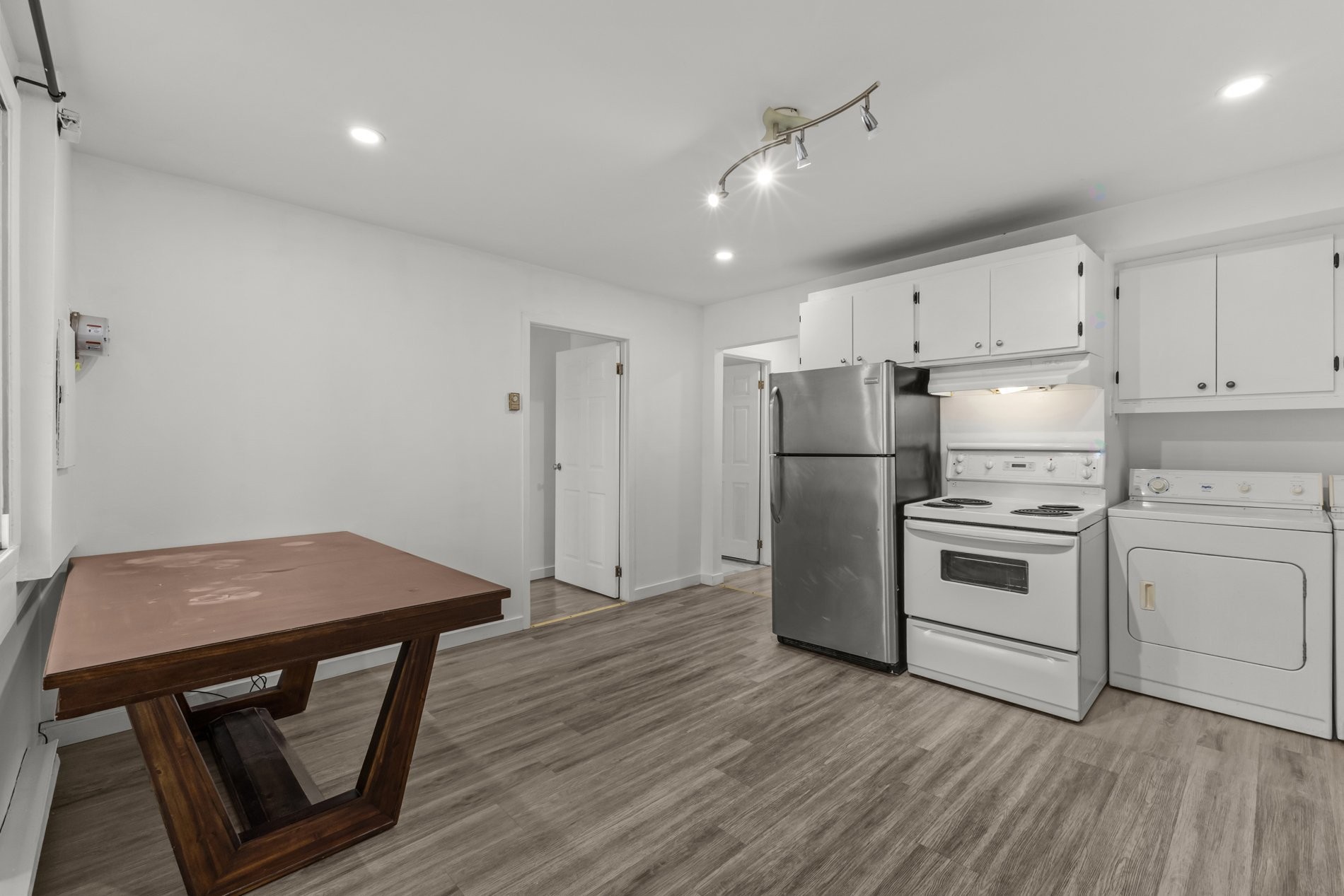 









1956


Rue De Villiers

,
Montréal (Le Sud-Ouest),




QC
H4E1L3

