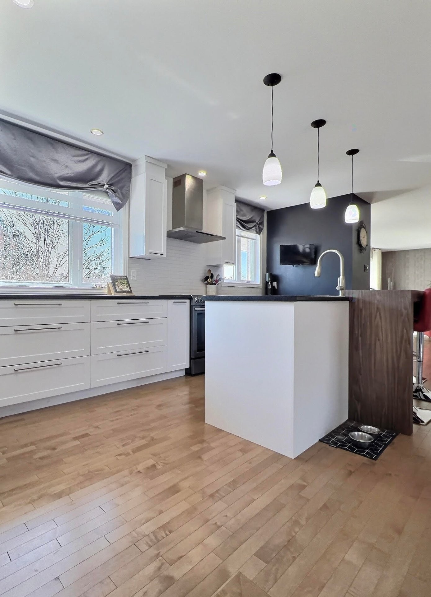 









212


Rue Tétreault

,
Trois-Rivières,




QC
G8T4V2

