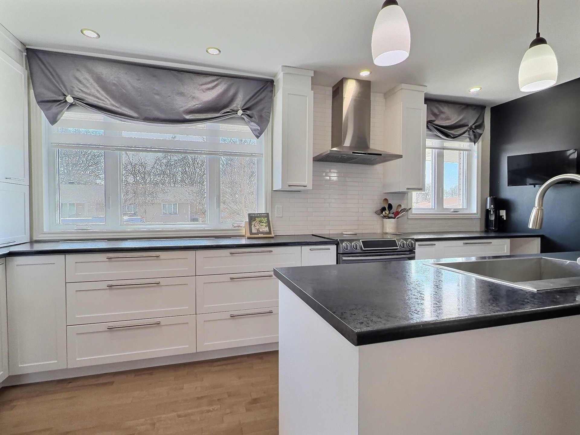









212


Rue Tétreault

,
Trois-Rivières,




QC
G8T4V2

