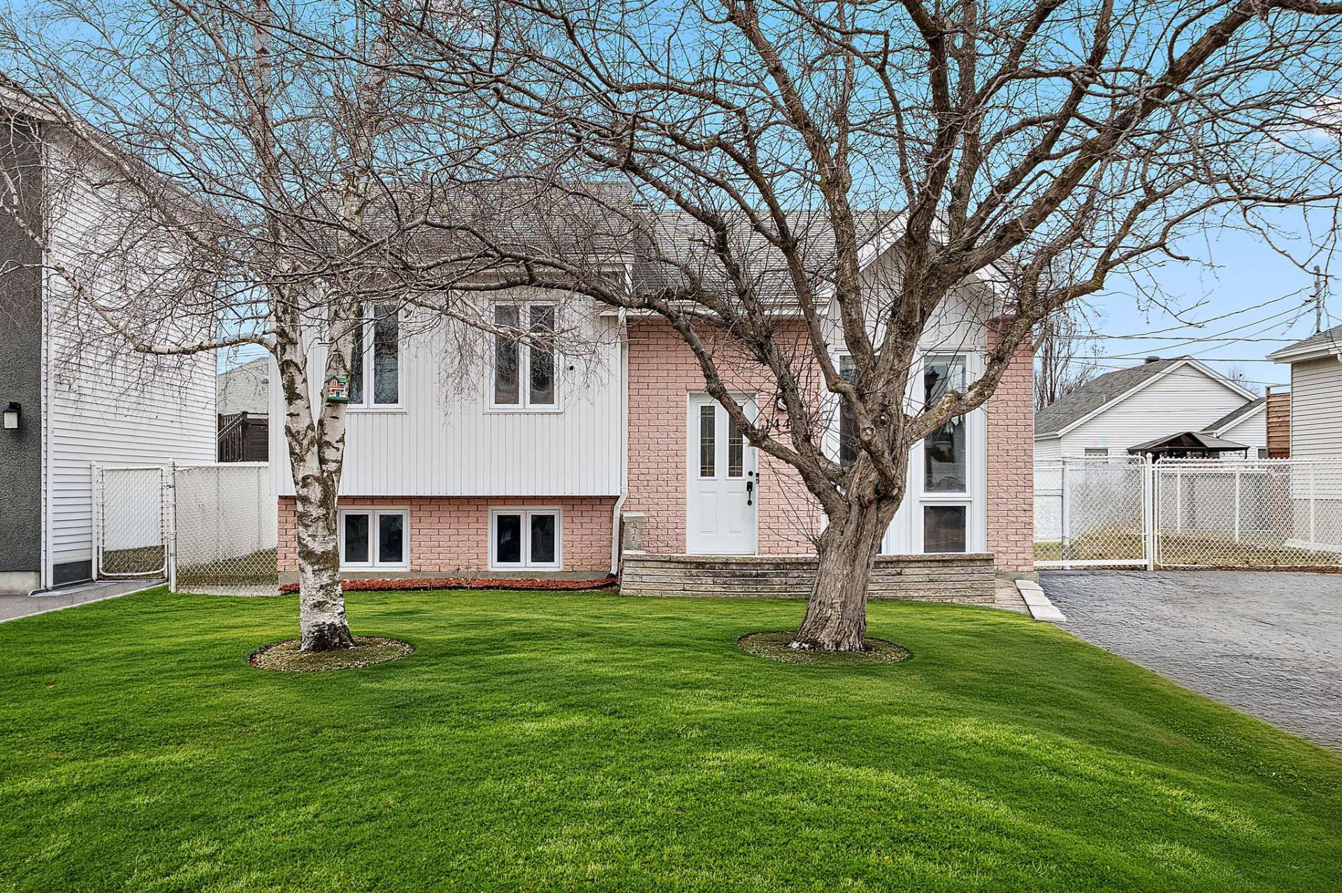 









1440


Rue Colomb

,
Sainte-Catherine,




QC
J5C1S9

