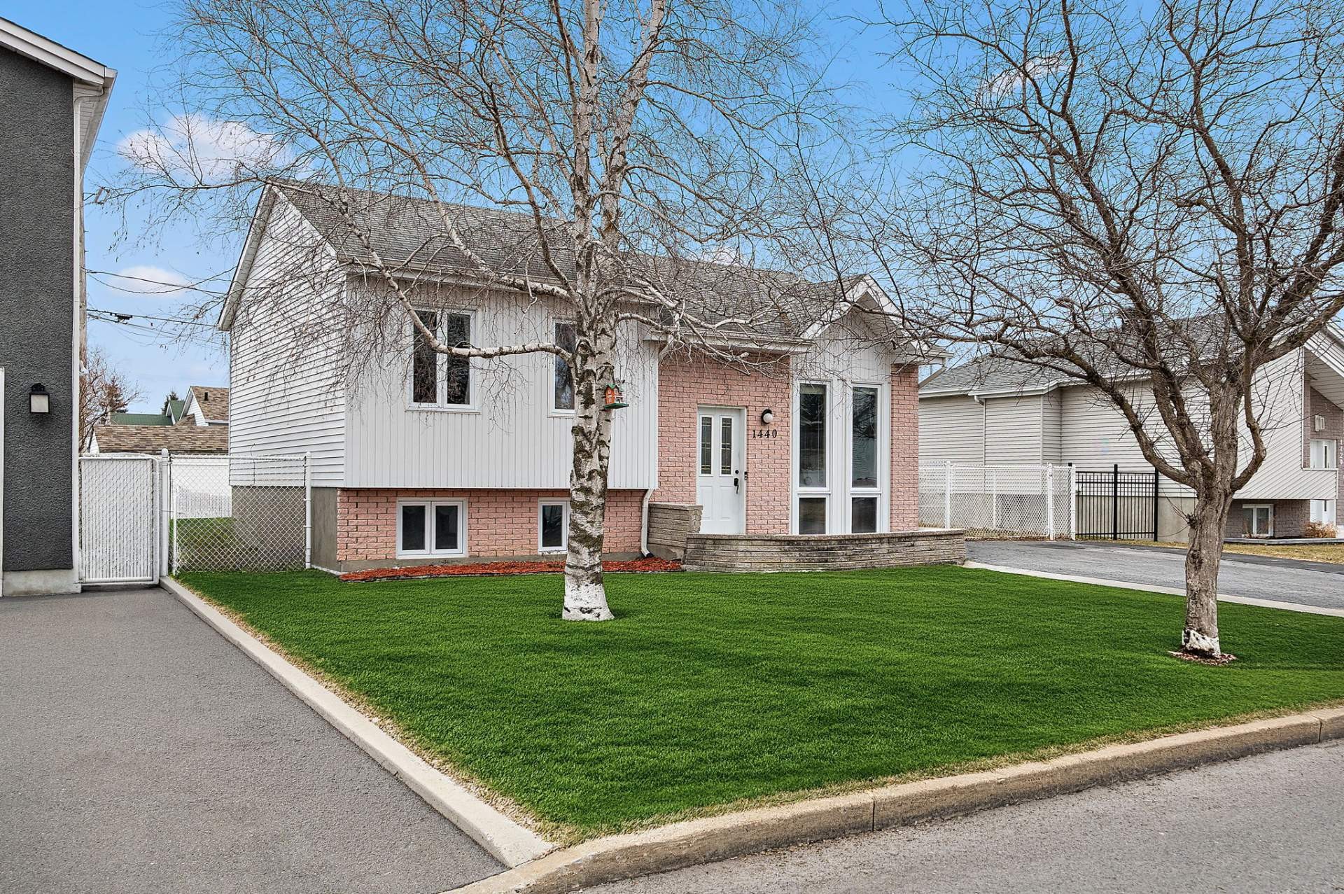 









1440


Rue Colomb

,
Sainte-Catherine,




QC
J5C1S9

