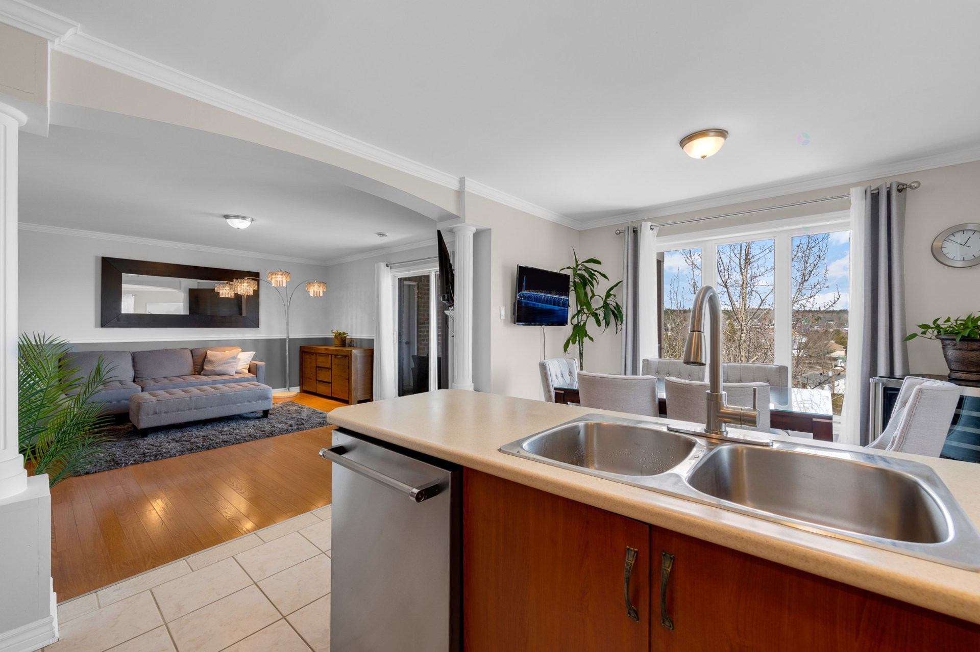 









600


Place du Sommet

, 301,
Saint-Jérôme,




QC
J7Y5L1

