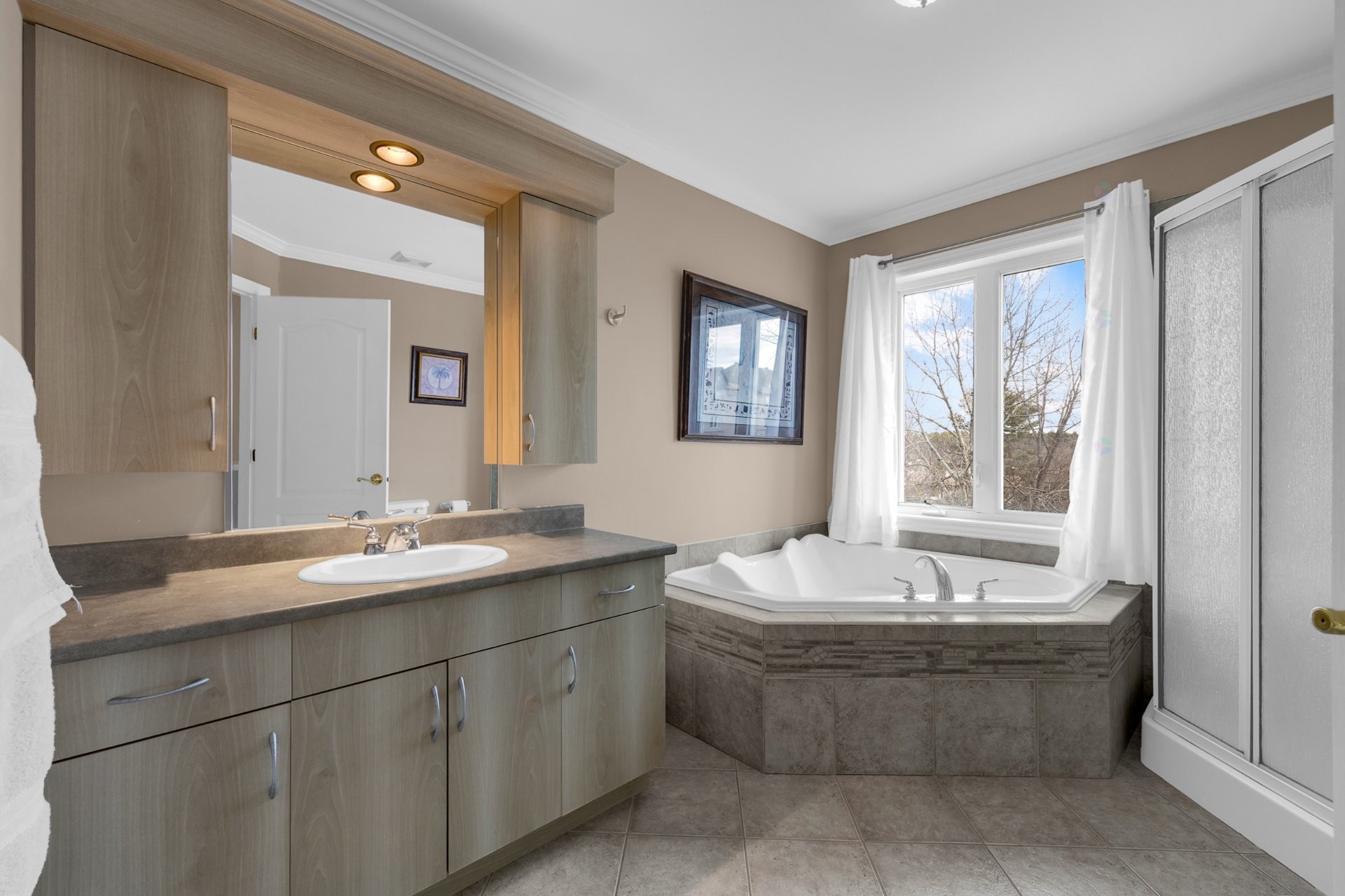 









600


Place du Sommet

, 301,
Saint-Jérôme,




QC
J7Y5L1

