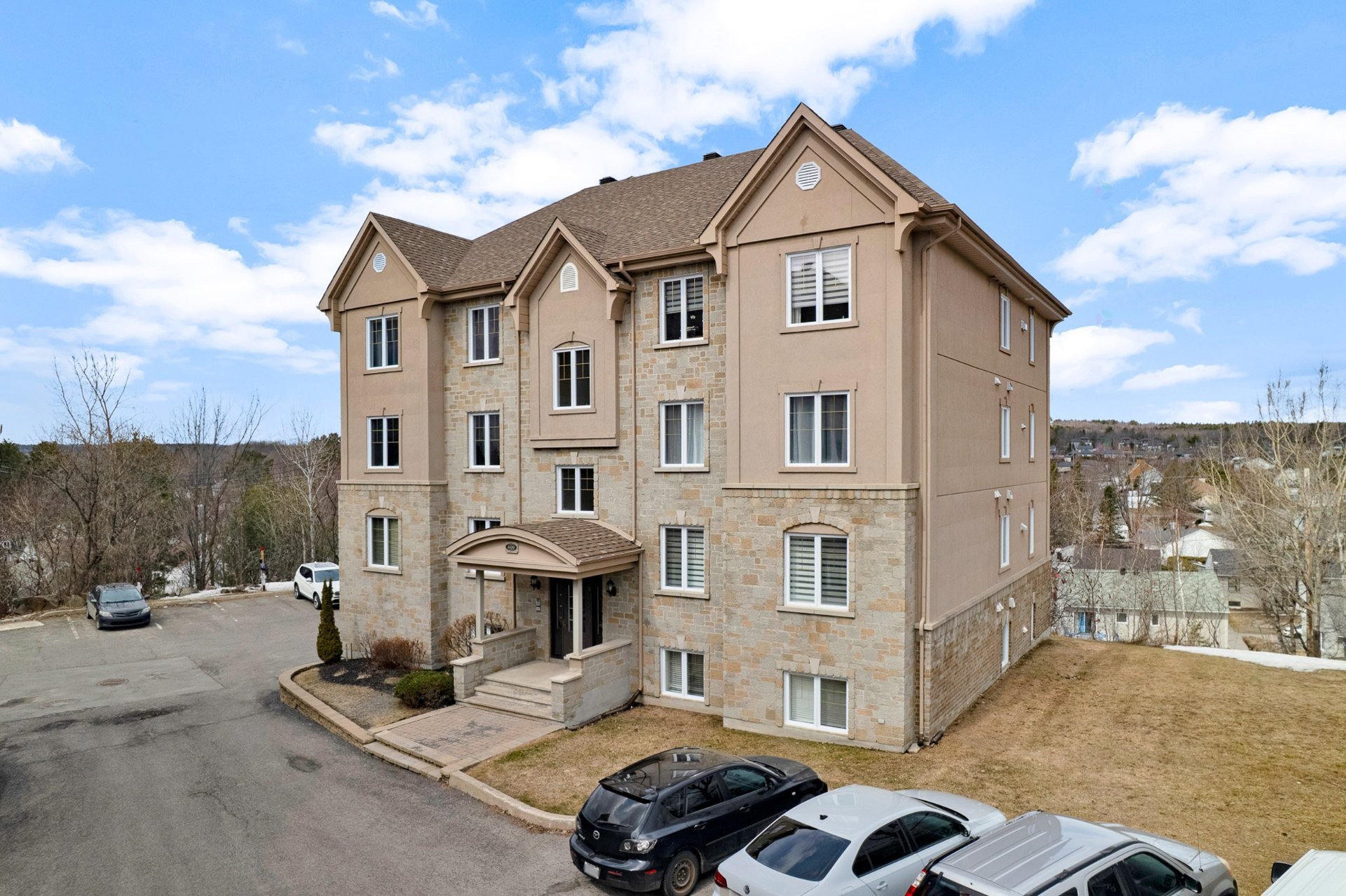 









600


Place du Sommet

, 301,
Saint-Jérôme,




QC
J7Y5L1

